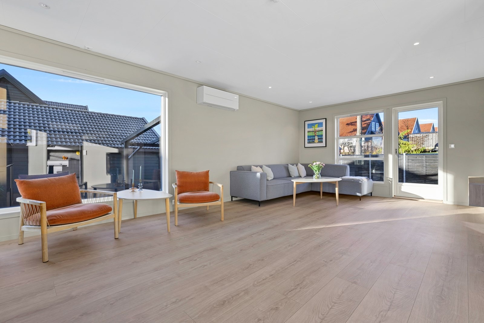 Romslig og innbydende stue med utgang hage Galleribilde