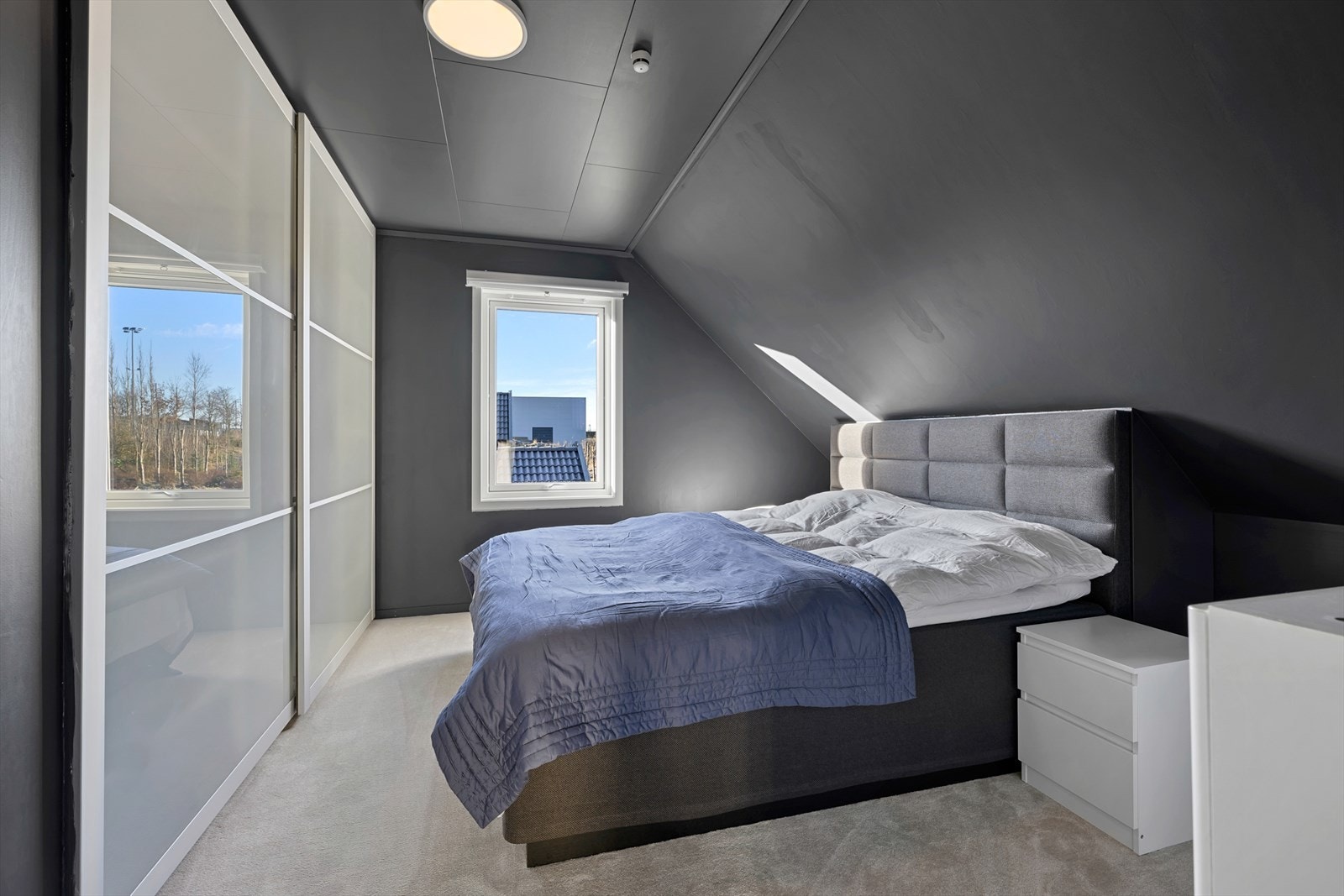 Hovedsoverom med teppe på gulv Galleribilde