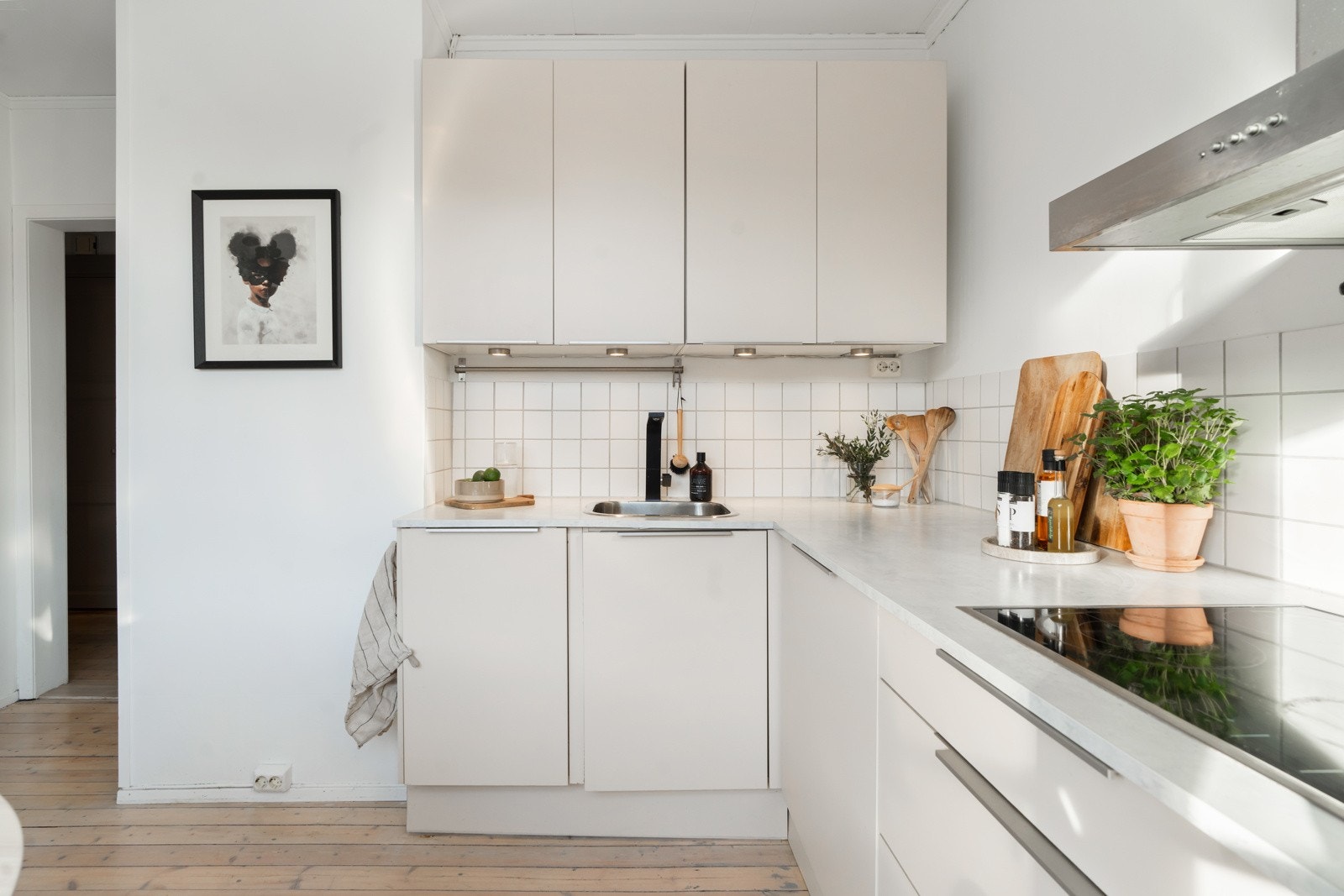 Integrert i innredningen er kjøleskap, oppvaskmaskin, platetopp og komfyr. Oppvaskmaskin, kjøleskap og stekeovn fra Zanussi. Vaskemaskinen er plassert i et kjøkkenskap Galleribilde