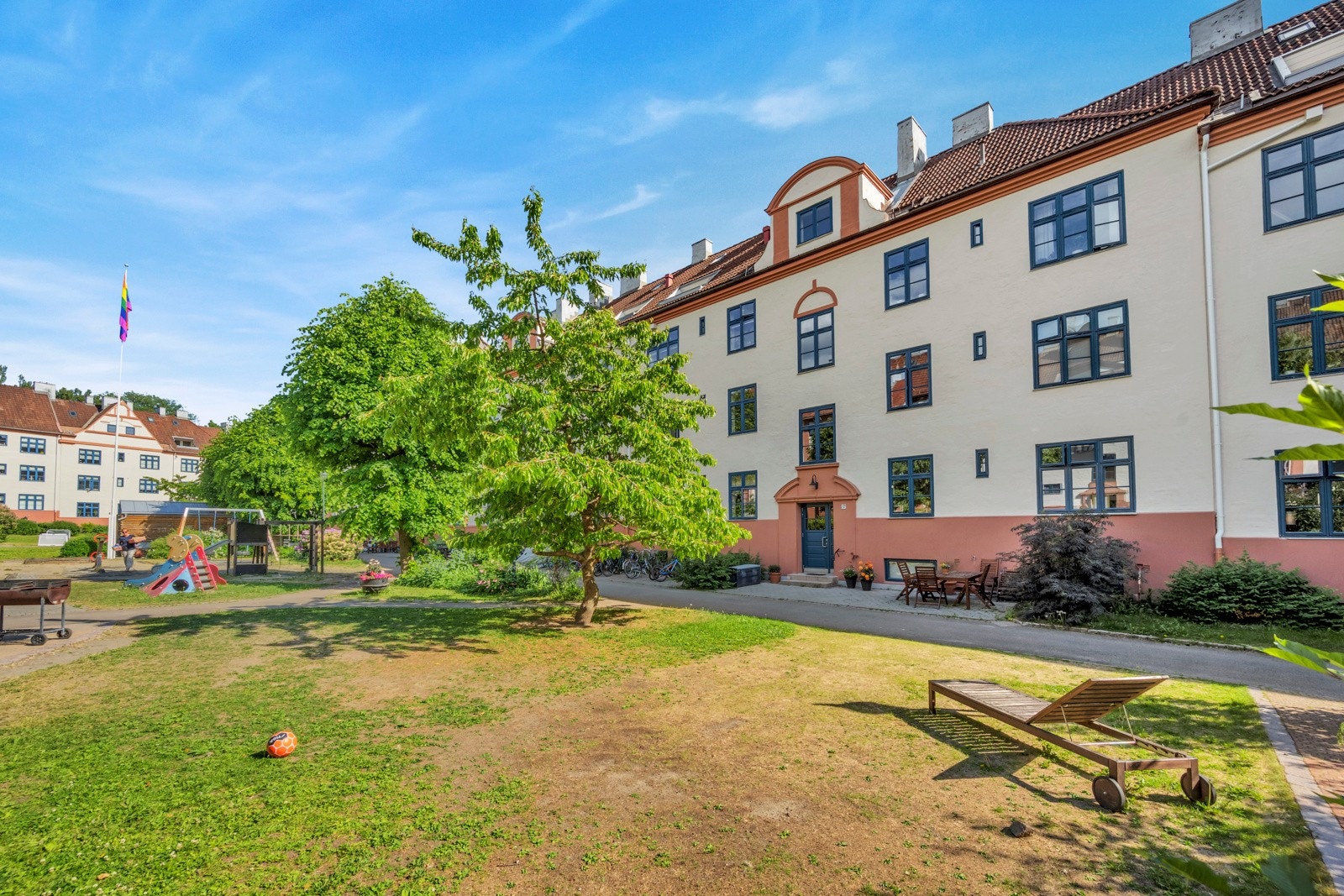 For de minste finnes det lekeplass og godt med grøntareale å boltre seg på. Felles sykkelparkering i felles bod i bakgården. Galleribilde