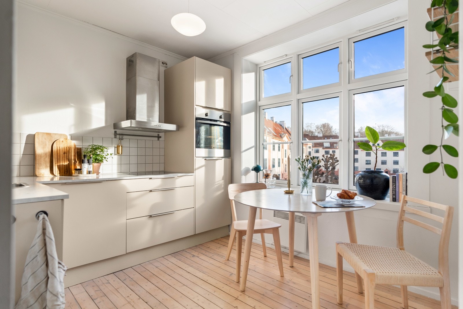 Separat kjøkken med delikat innredning fra ca. 2016 med slette fronter og benkeplate av laminat. Galleribilde