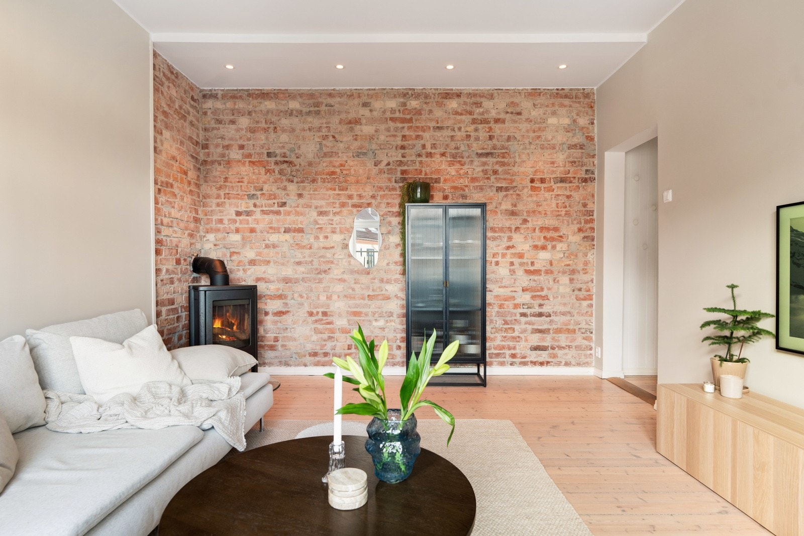 Rommet har nydelige originale, behandlede tregulv, karakteristisk teglsteinsvegg og generøs takhøyde opp mot 2.81m. Galleribilde