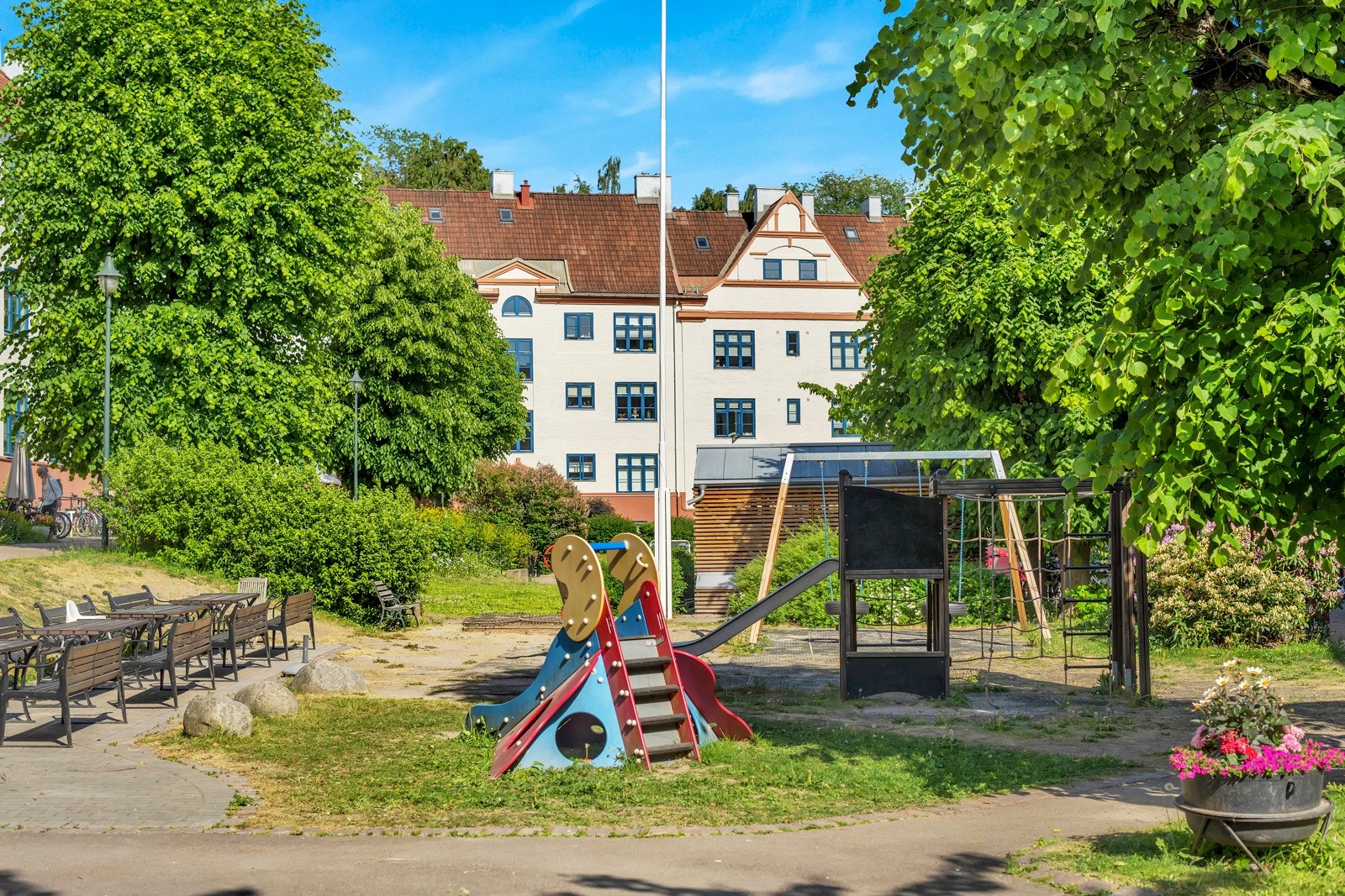 Fantastisk og parkmessig felles bakhage med flere hyggelige sittegrupper og grill. Galleribilde