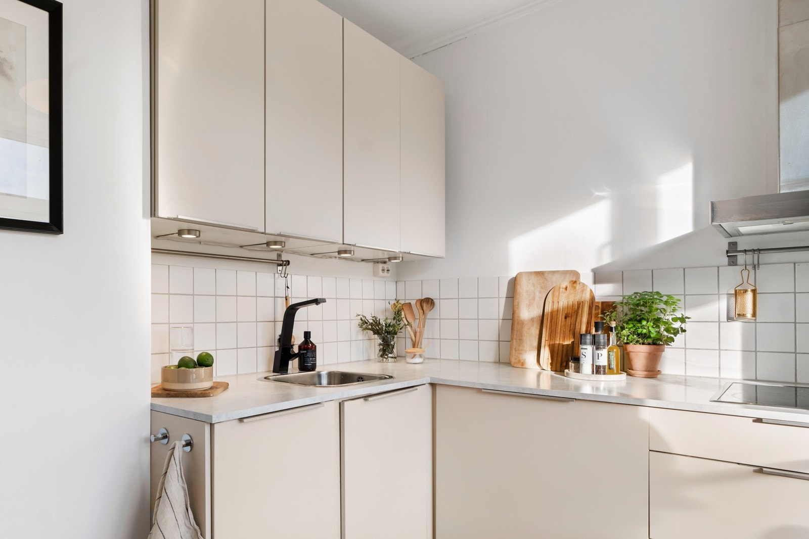 Et meget hyggelig rom med stor vindusflate, godt med lysinnslipp samt plass til spisebord. Galleribilde