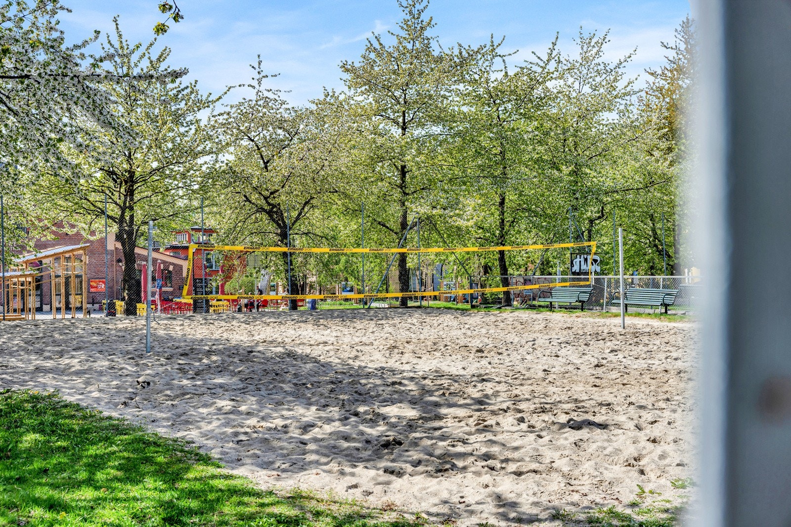 Kort vei til Lilleborg sandvolleyballbaner som blir hyppig brukt i sommermånedene. Galleribilde