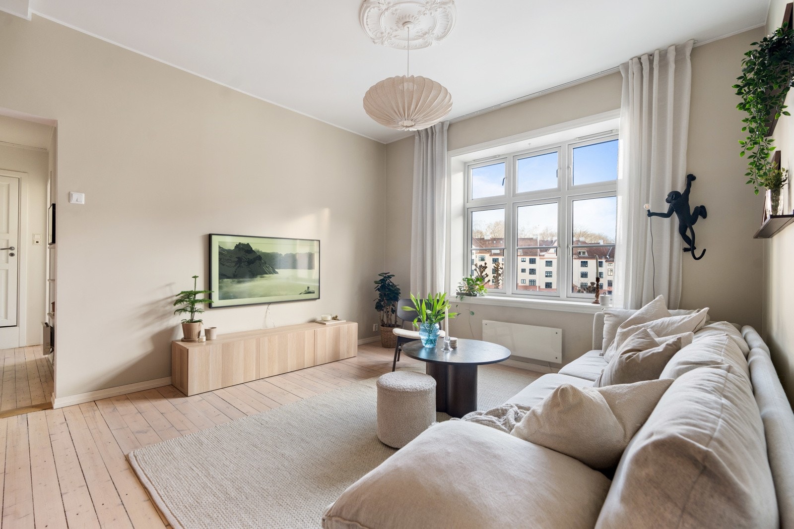 Stor vindusflate sørger for rikelig med naturlig lysinnslipp, samt hyggelig utsyn mot felles bakhage. Galleribilde