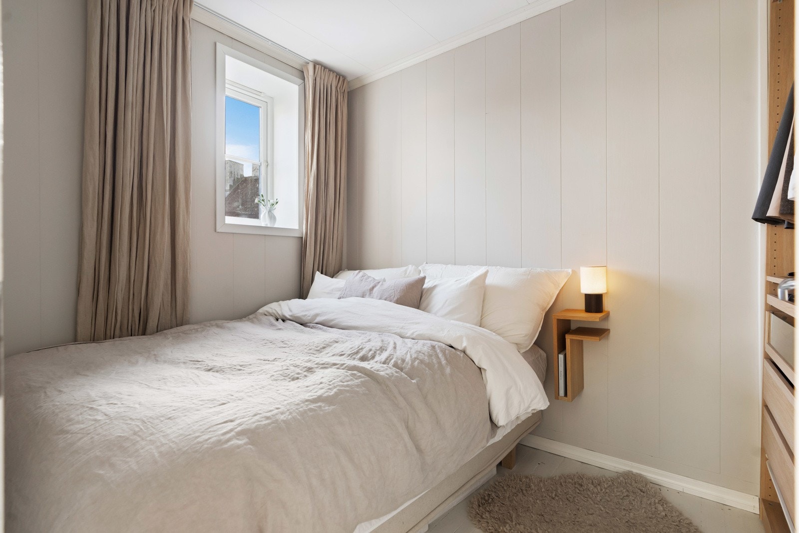 Soverom med plass til dobbeltseng, nattbord og romslig garderobeskap. Galleribilde
