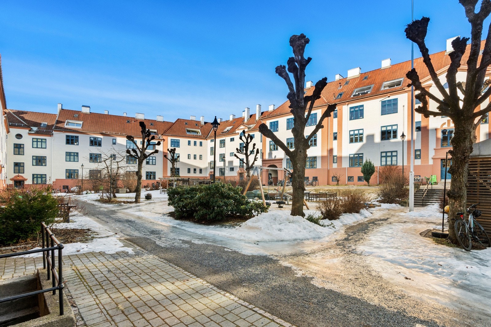 Bakgård. Borettslaget Torshov KV IX har 129 boligenheter fordelt på 18 oppganger. Galleribilde