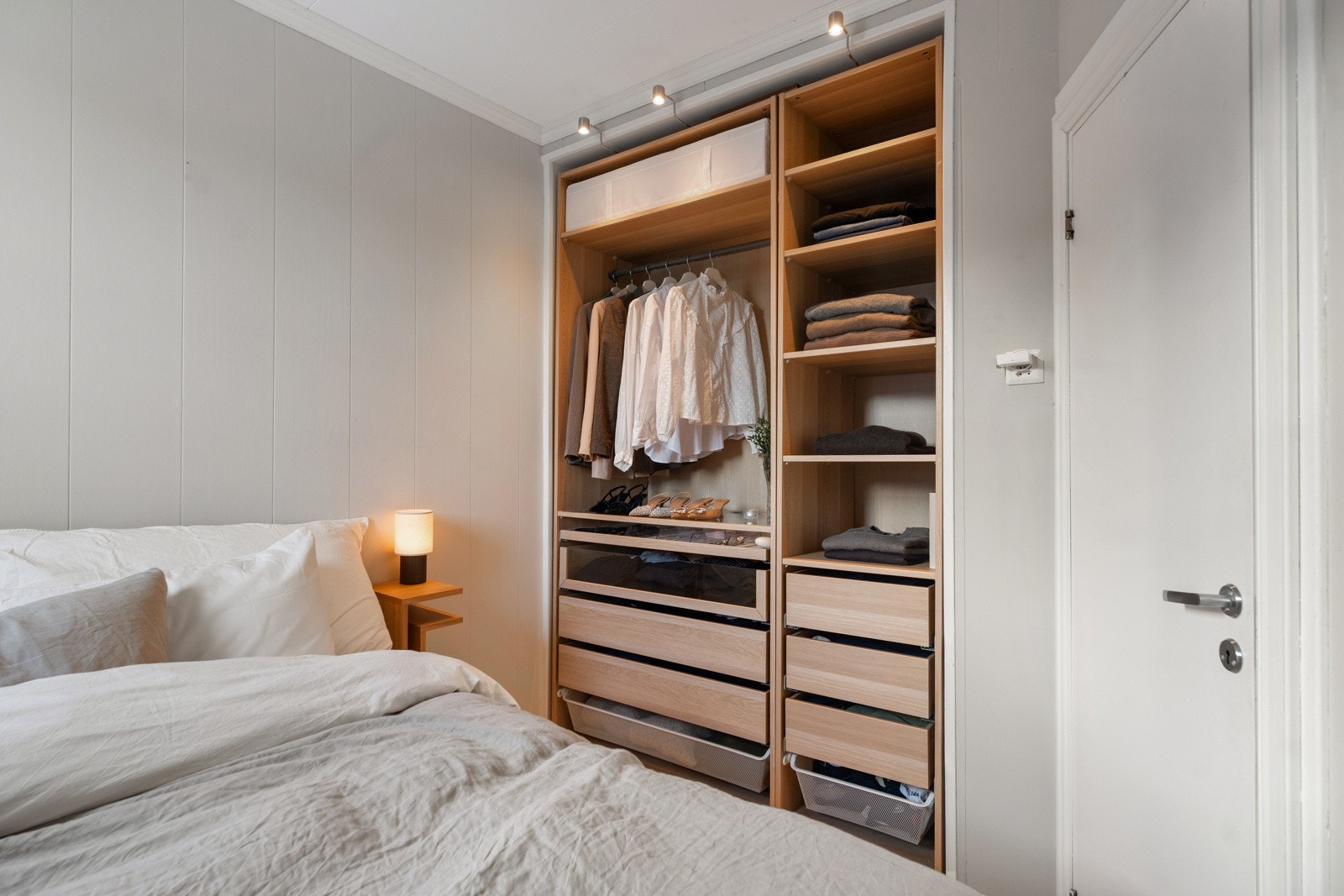 Stort garderobeskap på soverommet. Galleribilde