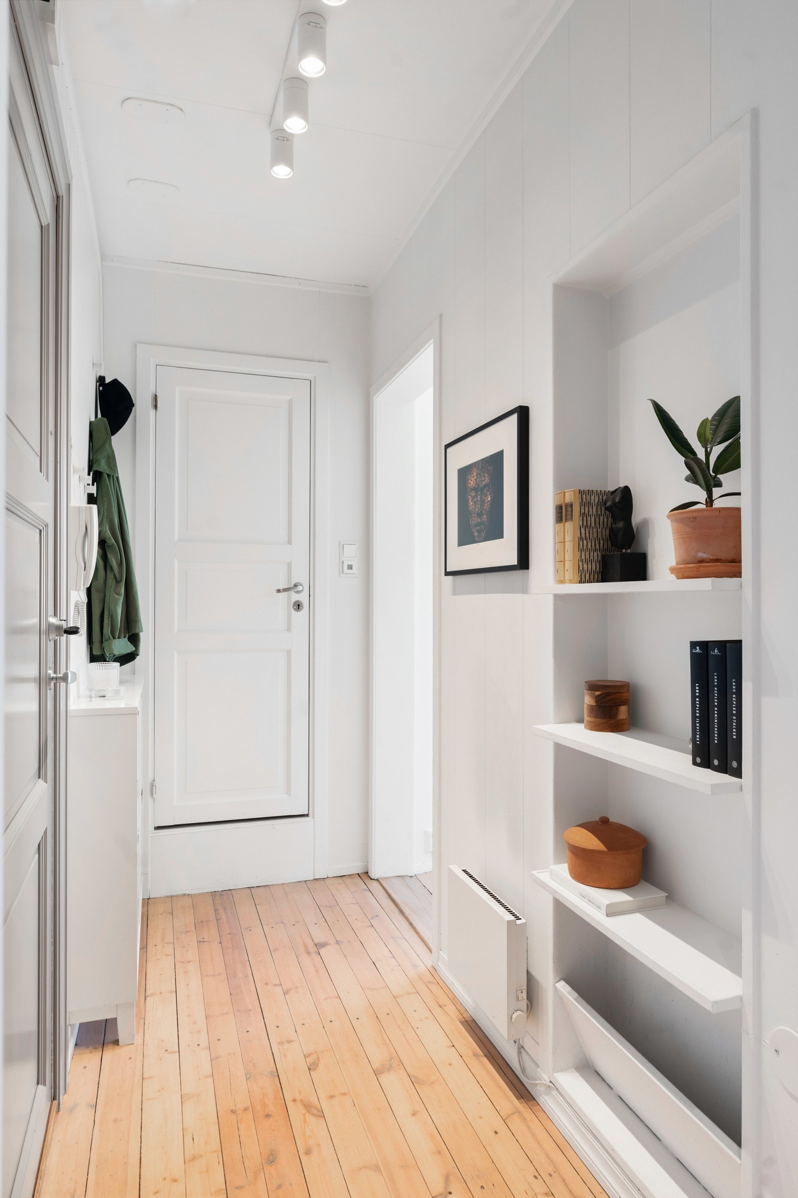Innbydende entré med plass til yttertøy og sko. Praktiske hyller til pynt eller oppbevaring. Galleribilde