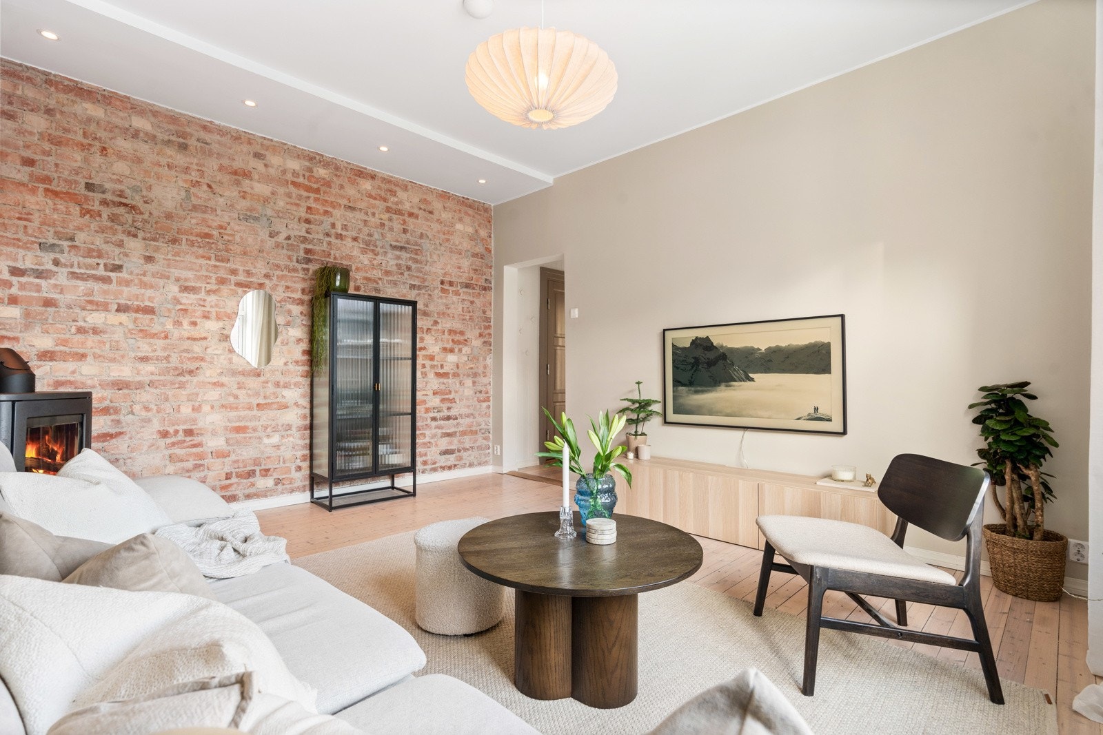 Luftig og lys stue med god plass til både spiseplass og sofaseksjon. Peisovn fra 2019 som varmer godt på kjølige dager. Galleribilde