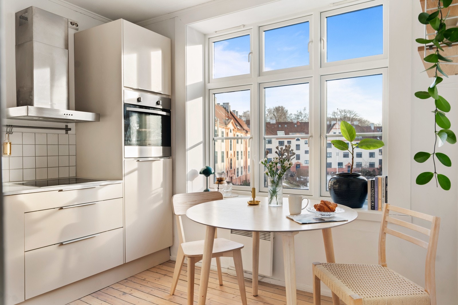 Fantastisk lysinnslipp og hyggelig utsyn! Galleribilde