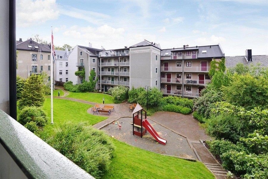 Bakgård Galleribilde