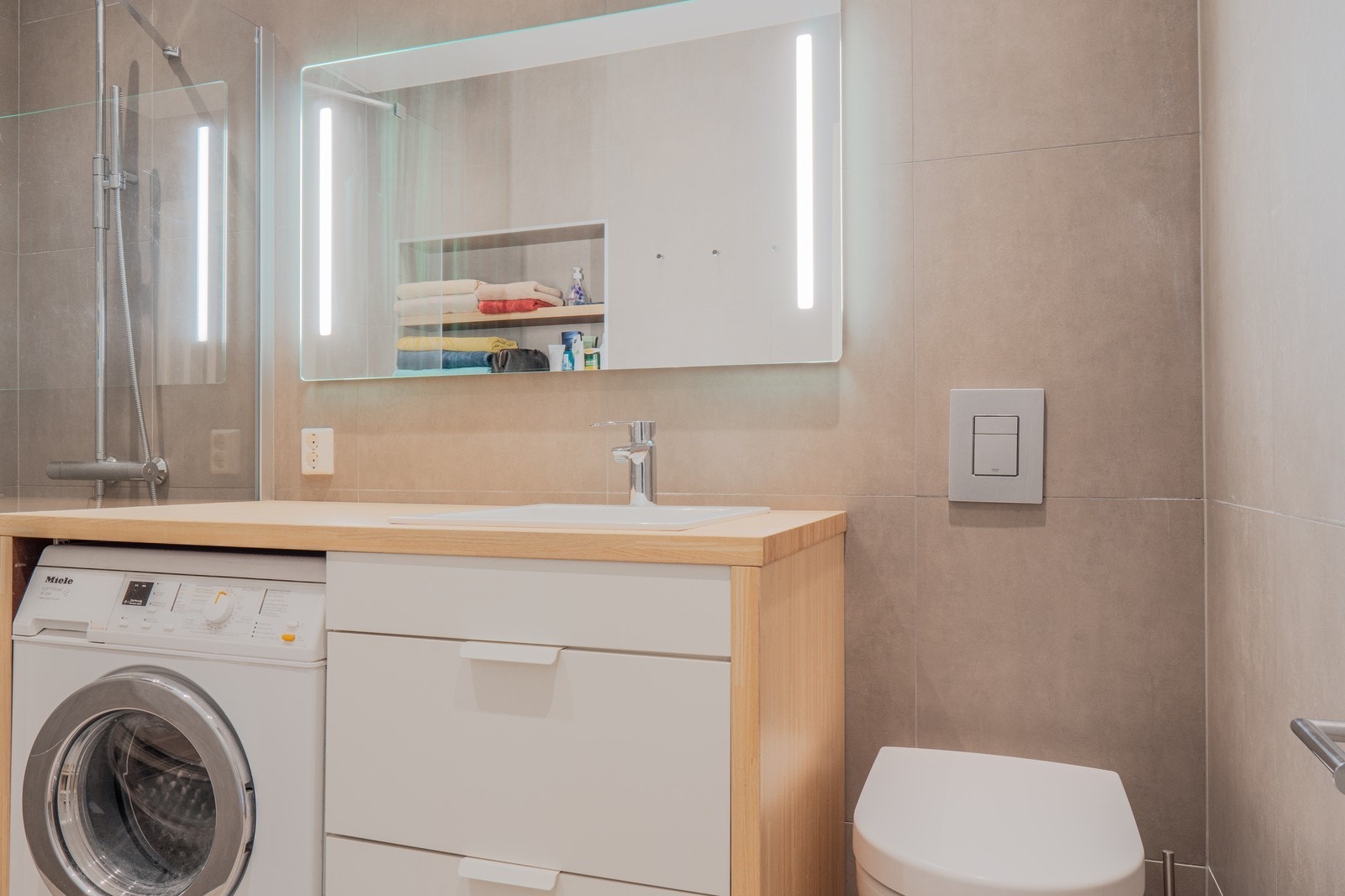 Badet er utstyrt med vaskemaskin for ekstra praktisk funksjonalitet Galleribilde