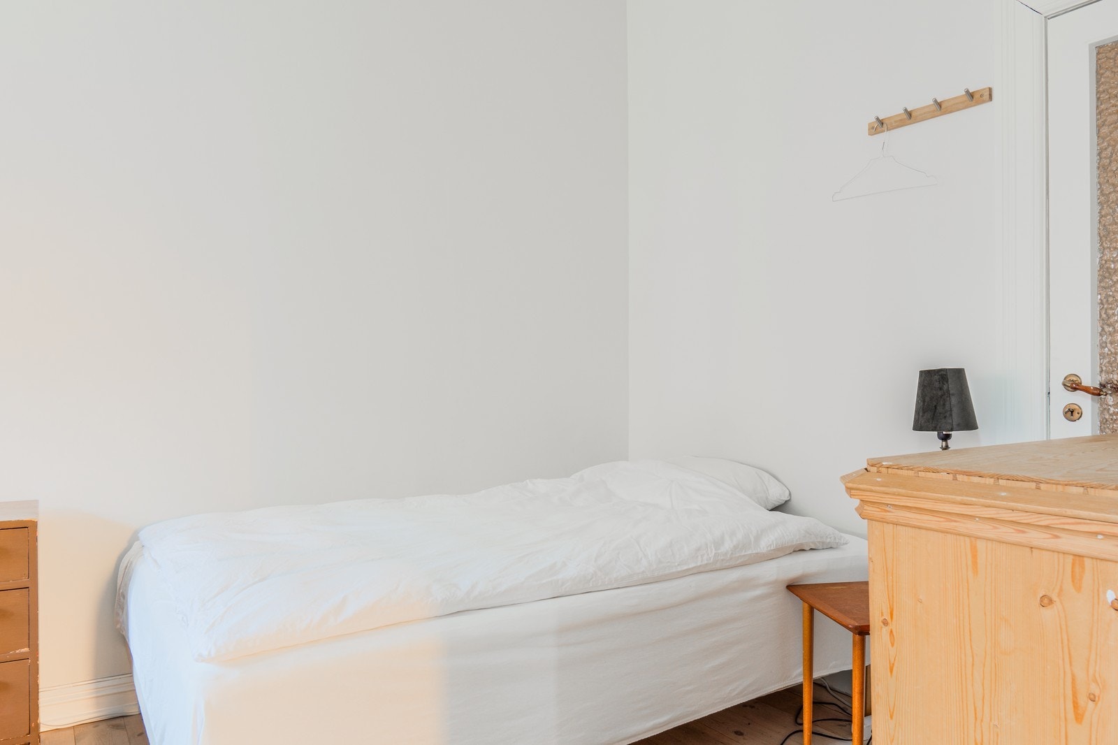 Soverom med gode oppbevaringsmuligheter Galleribilde