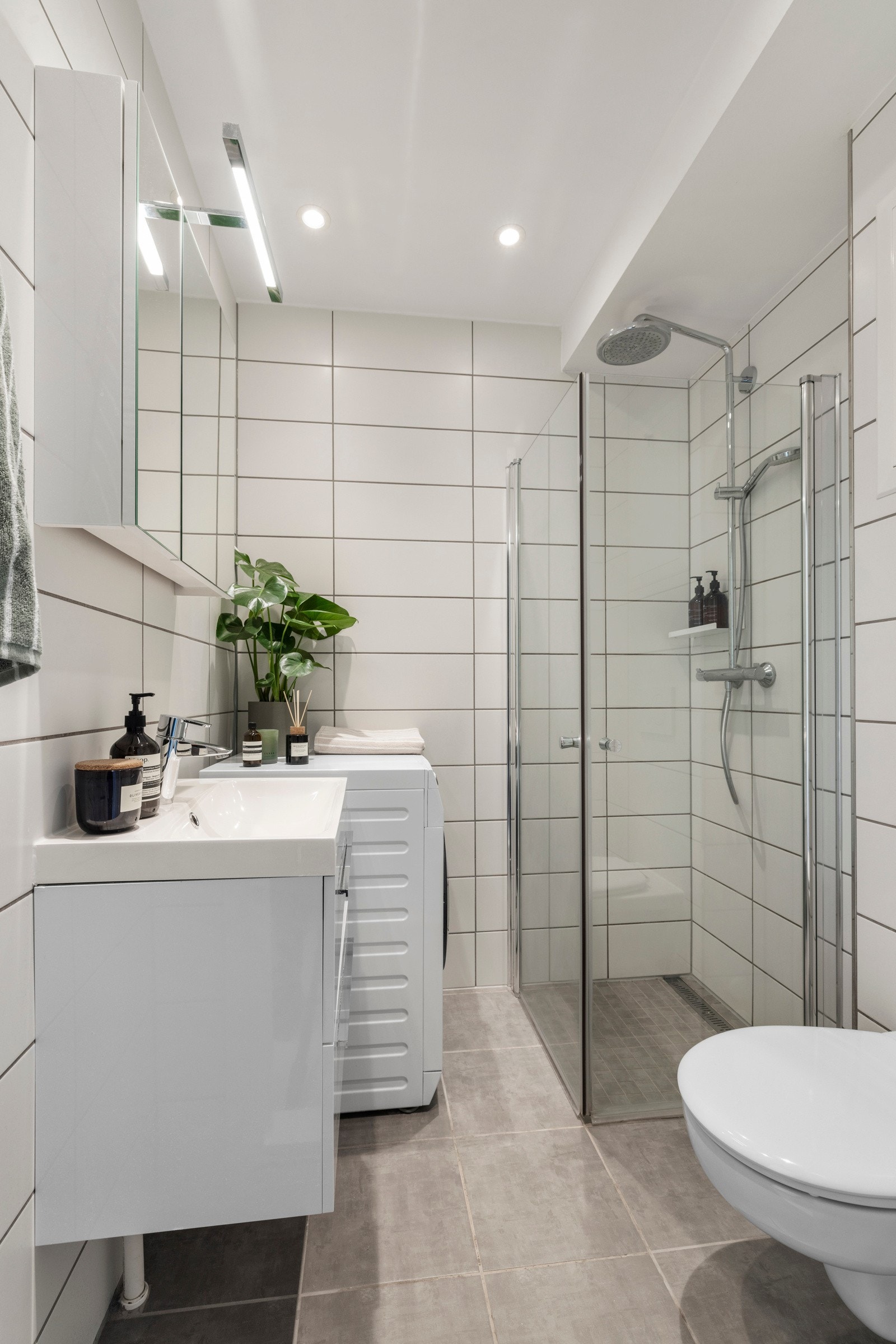 Det delikate badet fra 2018, har meget fine baderomsmøbler og praktisk dusjnisje med glassdører. Galleribilde