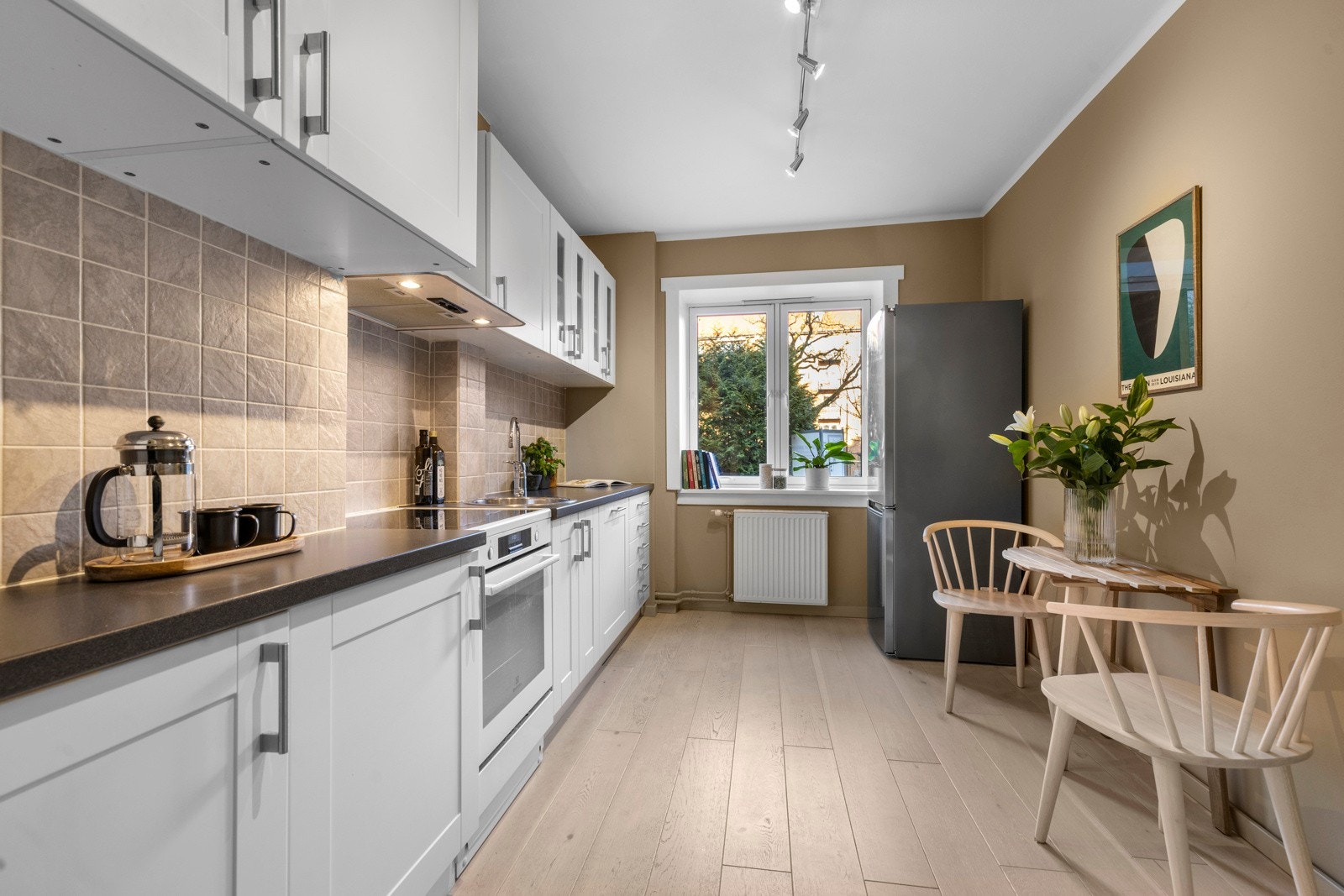 Kjøkkenet er av god størrelse og det er rikelig med skap og benkeplass. Galleribilde