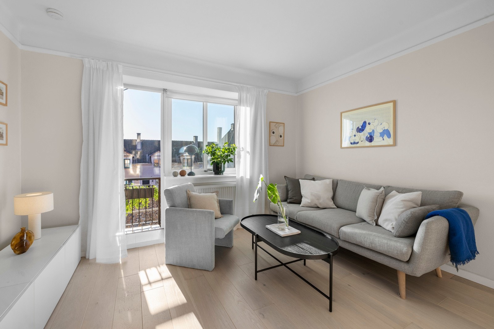 Den store lyse stuen oppleves som meget tiltalende. Galleribilde