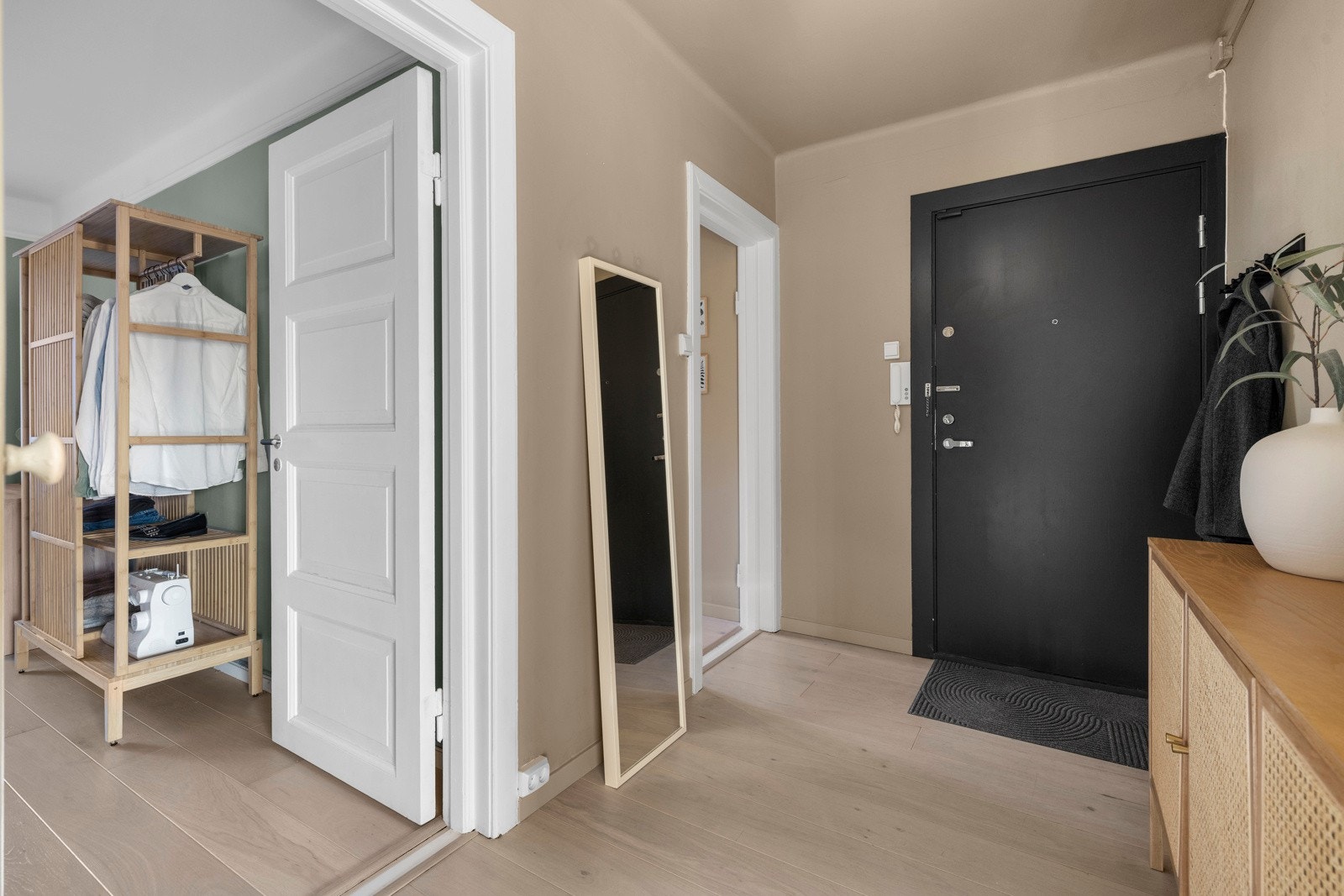 Romslig entré med god plass til både jakker og sko. Galleribilde