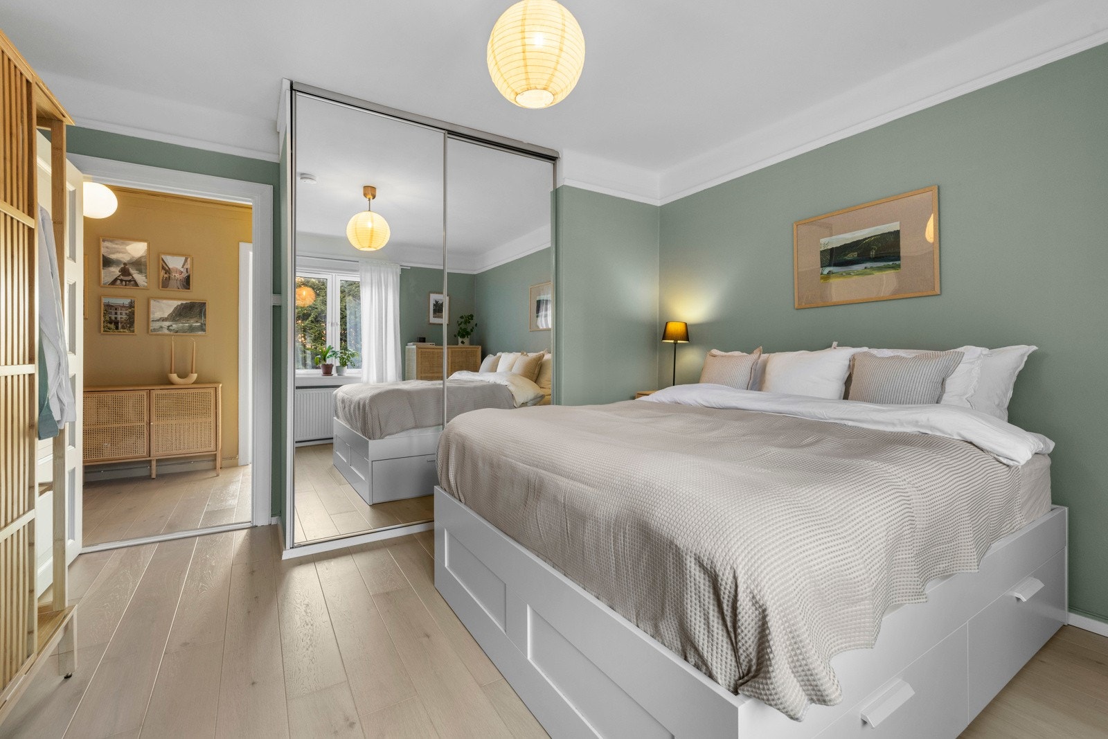 Det er stor skyvedørsgarderobe på soverommet. Galleribilde