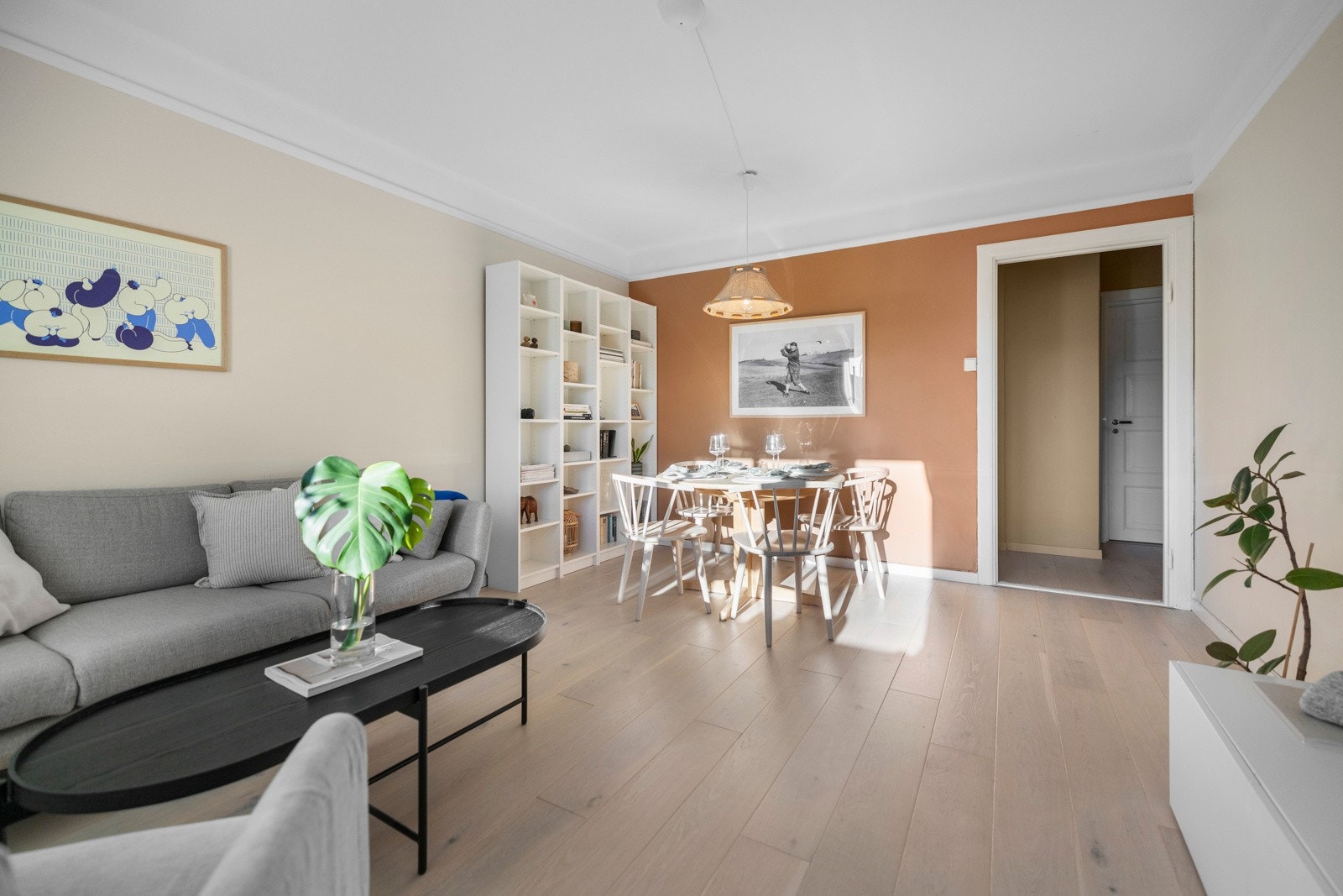 I stuen er det god plass til stort spisebod. Galleribilde