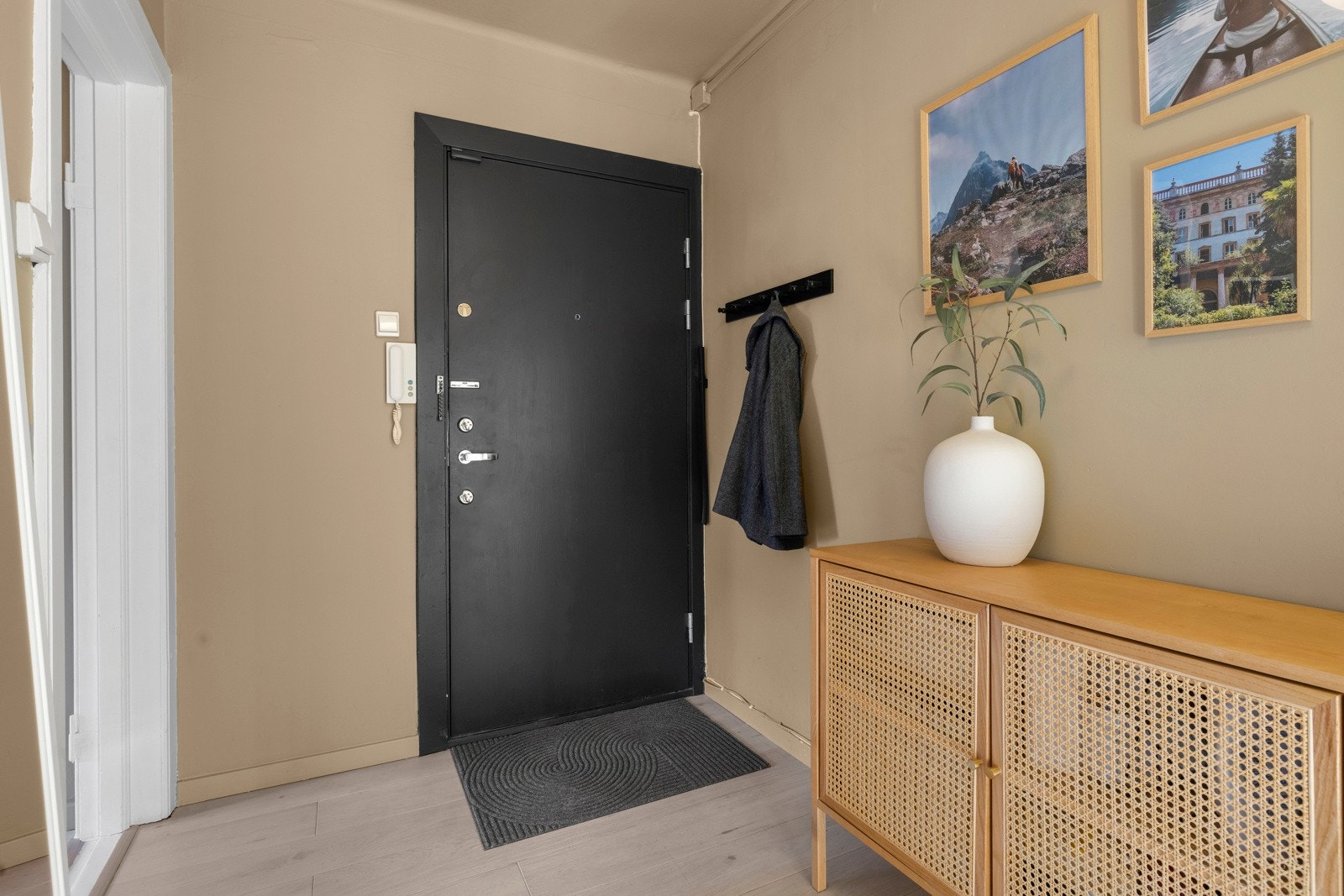 Fra gangen er det inngang til alle rom i leiligheten. Galleribilde