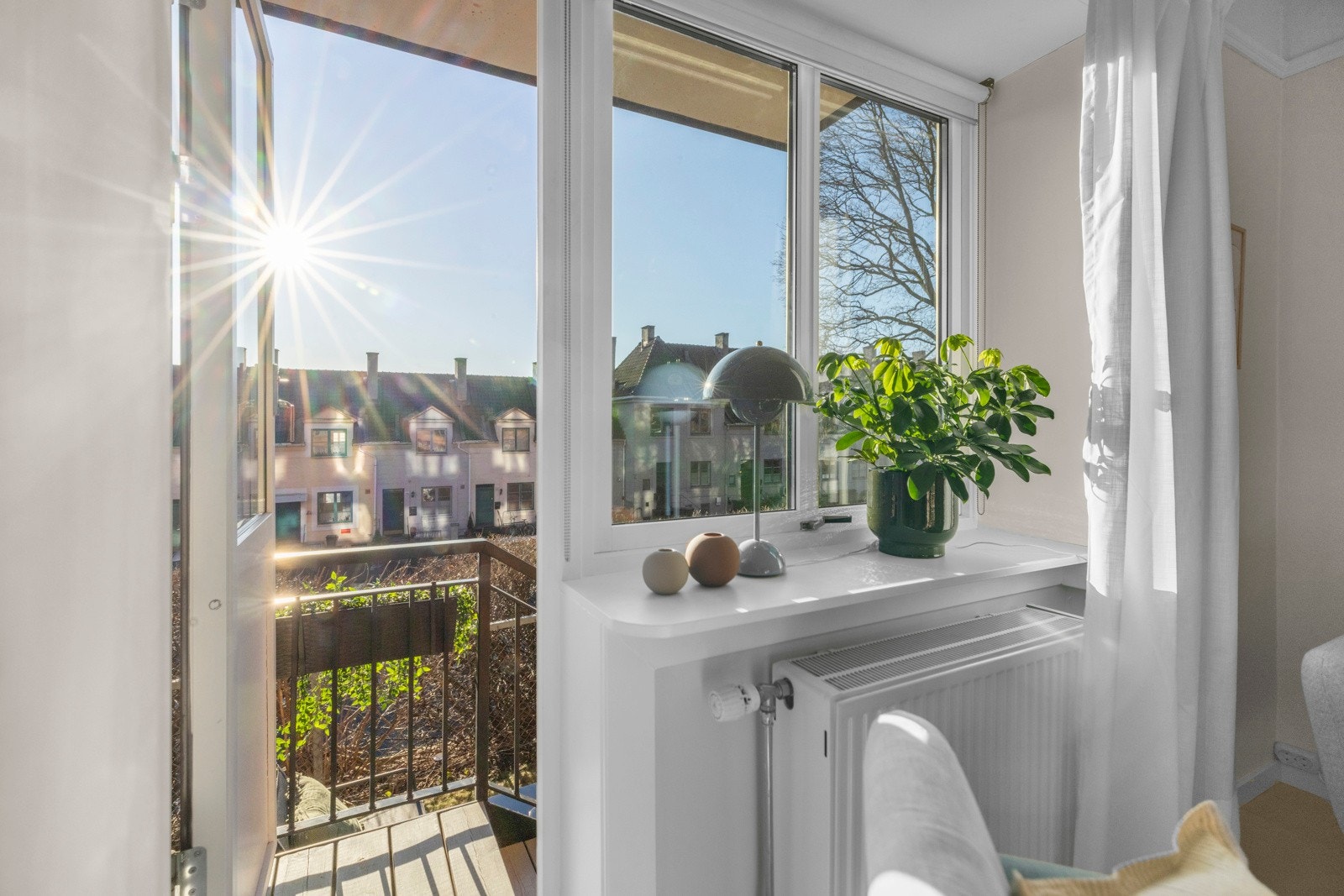 Fra stuen har man utgang til en solrik terrasse. Galleribilde