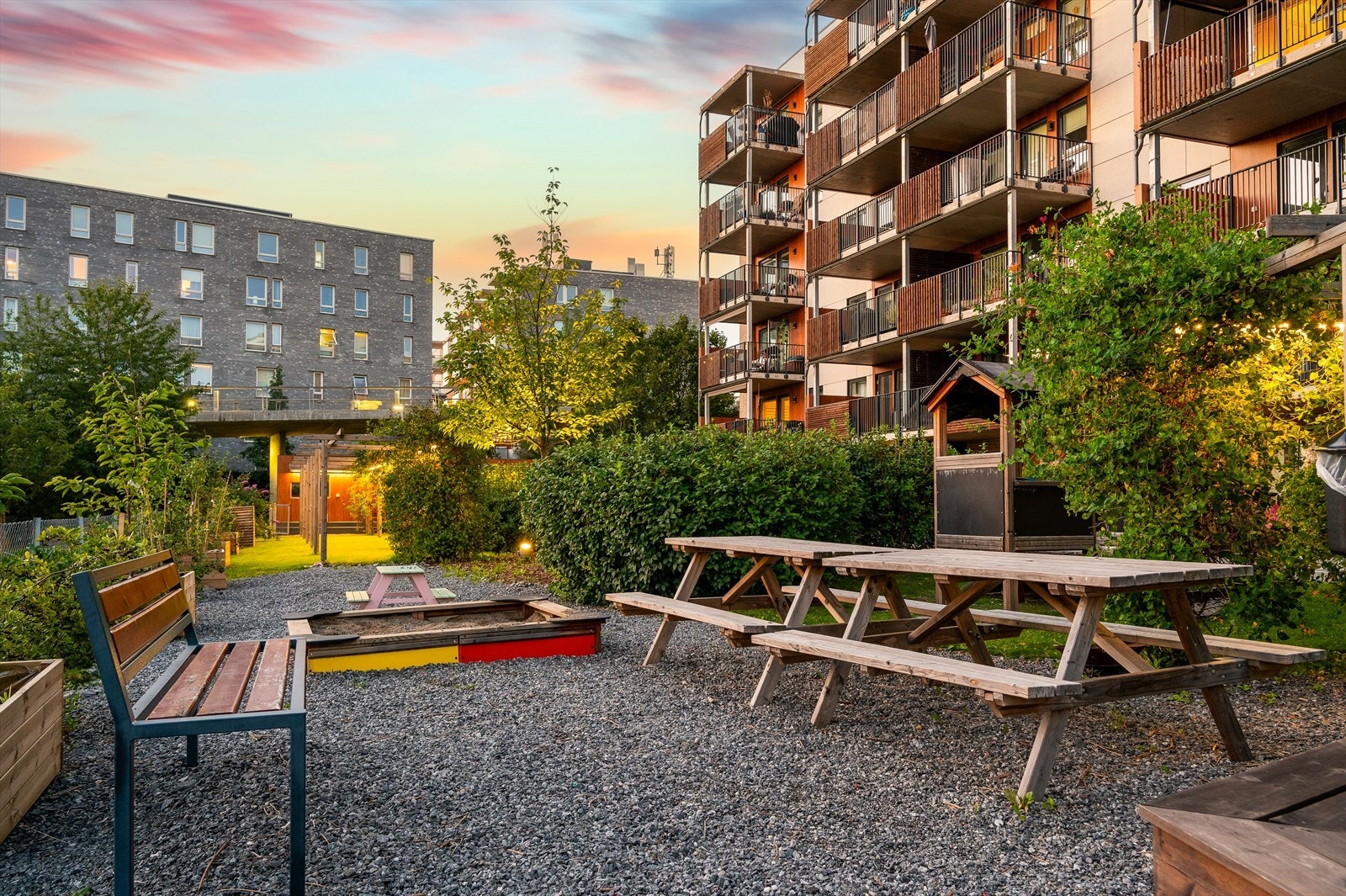 Pent opparbeidet bakgård. Galleribilde