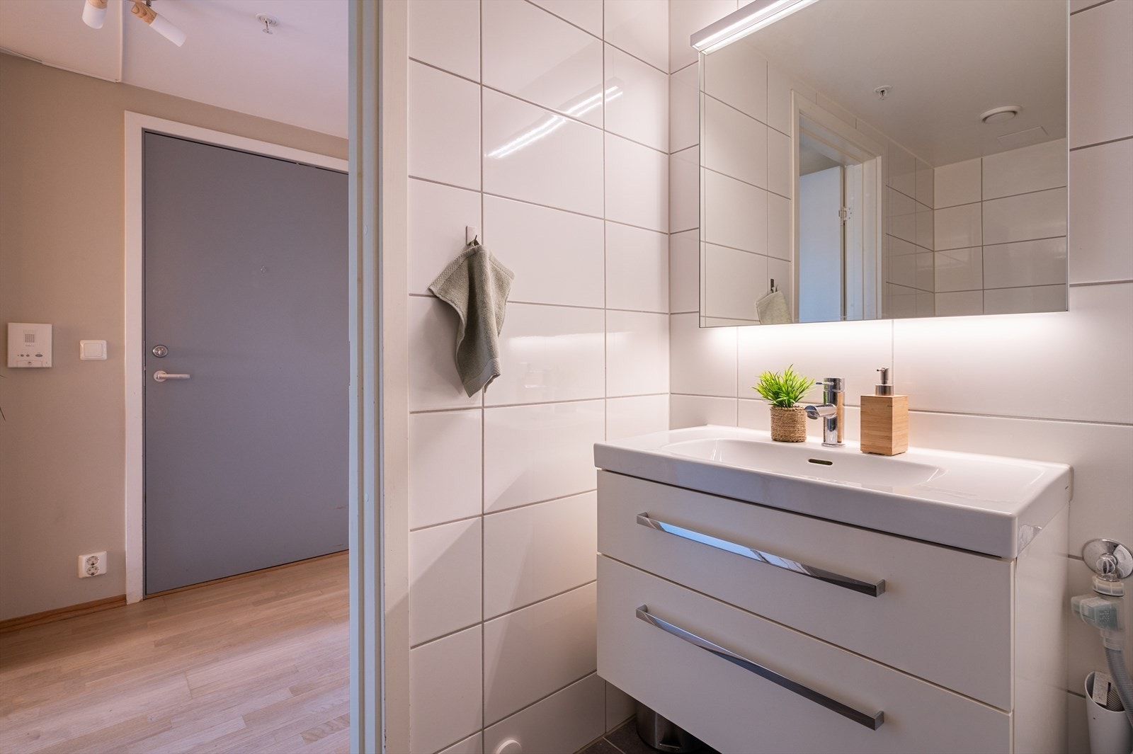 Badet har en moderne servantinnredning med underskap og ett-greps blandebatteri. Galleribilde