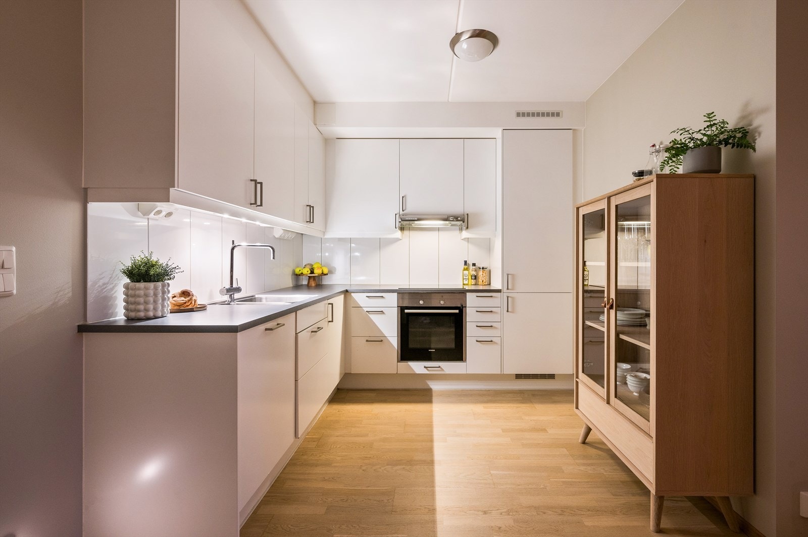 Kjøkkenet er utstyrt med integrert induksjonstopp, innebygget stekeovn, kjøleskap/fryser og oppvaskmaskin. Galleribilde