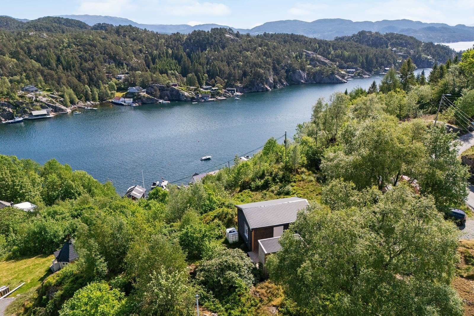 Meget flott og solrik beliggenhet med utsikt mot Austrevågen. Galleribilde