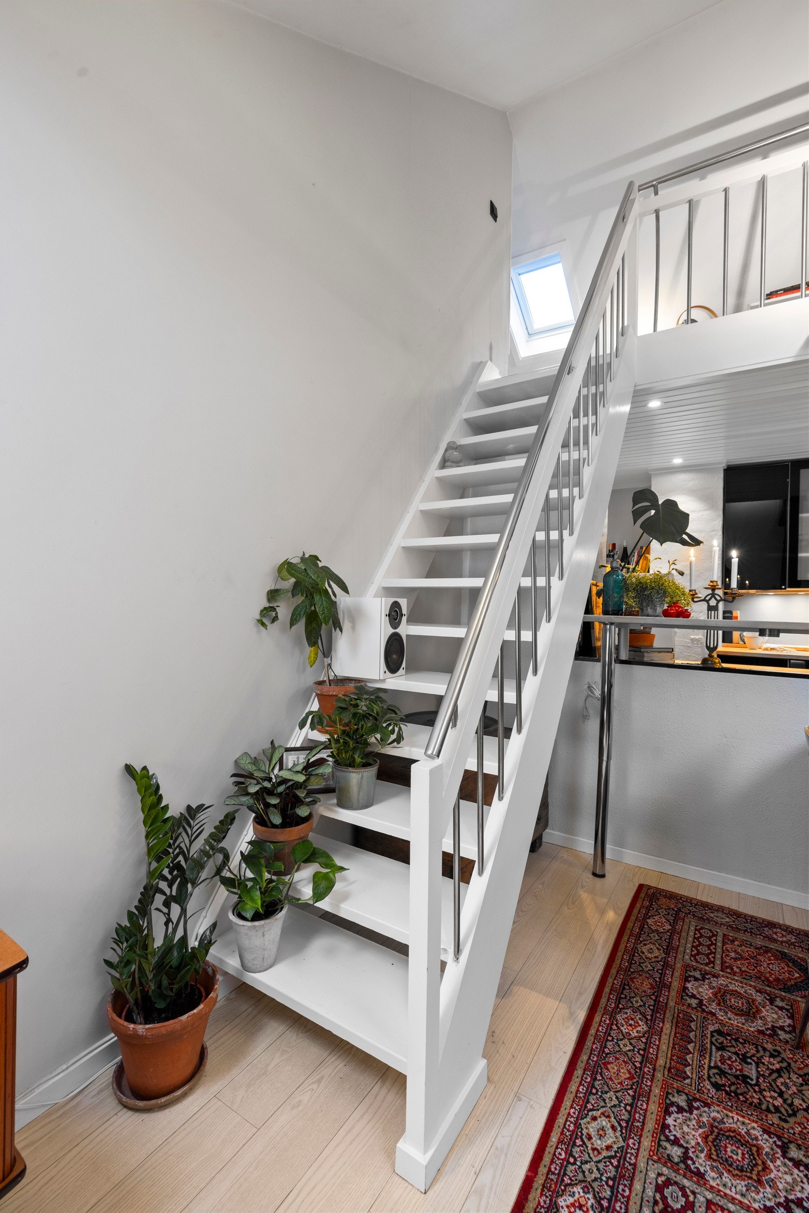 Trappen tar deg enkelt opp til leilighetens hems. Galleribilde