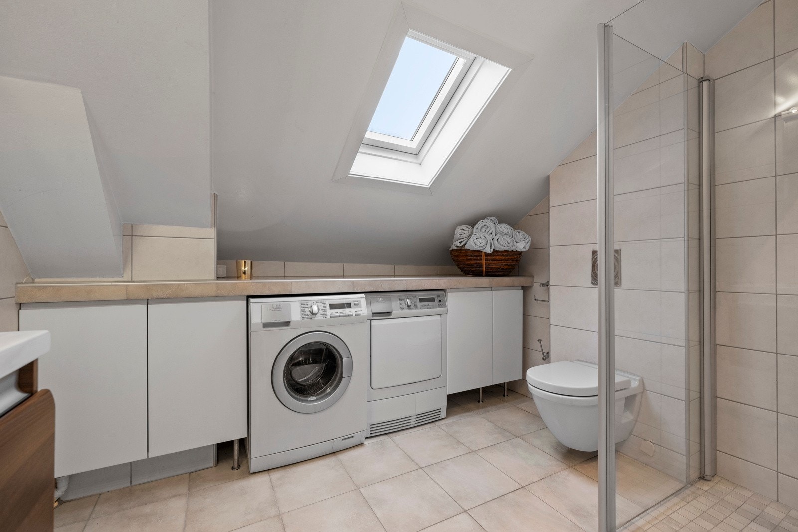 Det er opplegg for vaskemaskin og tørketrommel på baderom. Galleribilde