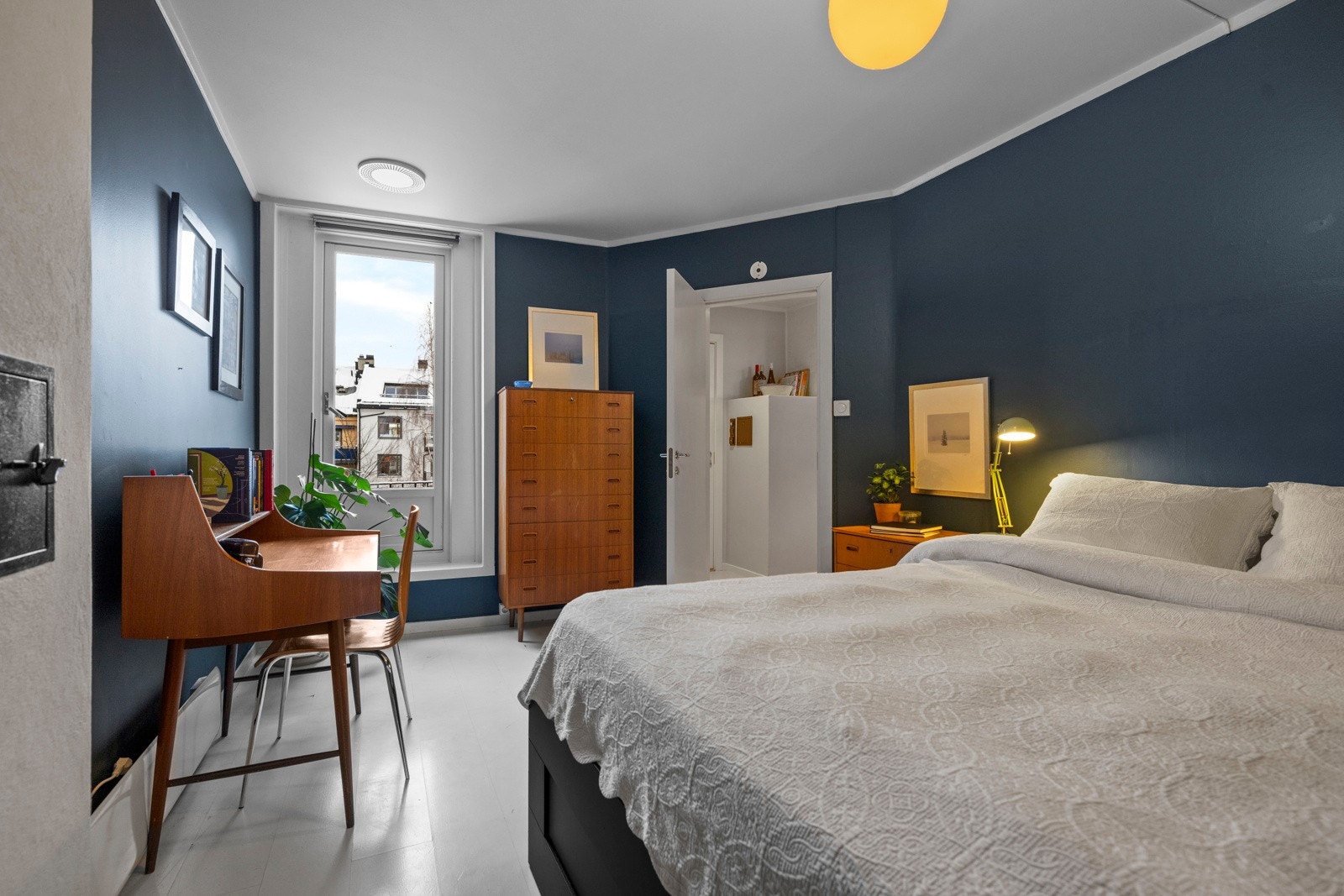 Gode garderobemuligheter på hovedsoverom i walk-in-garderobe. Galleribilde