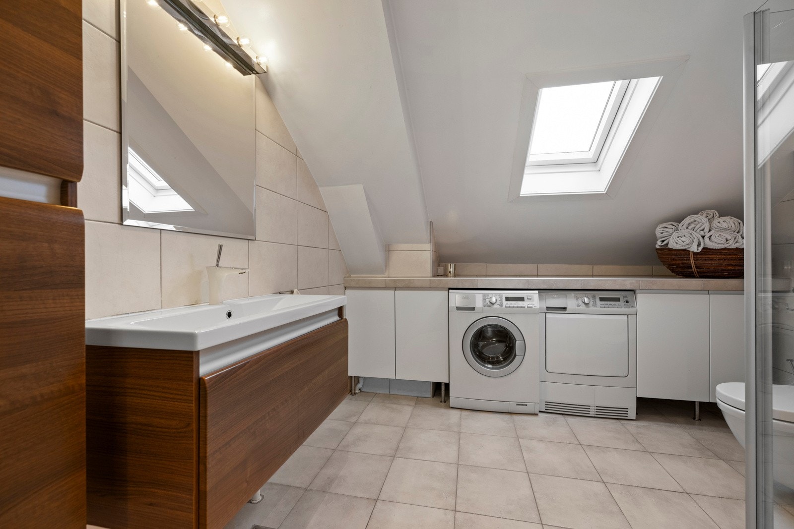 Flislagt baderom med behagelig gulvvarme og velux takvindu. Galleribilde