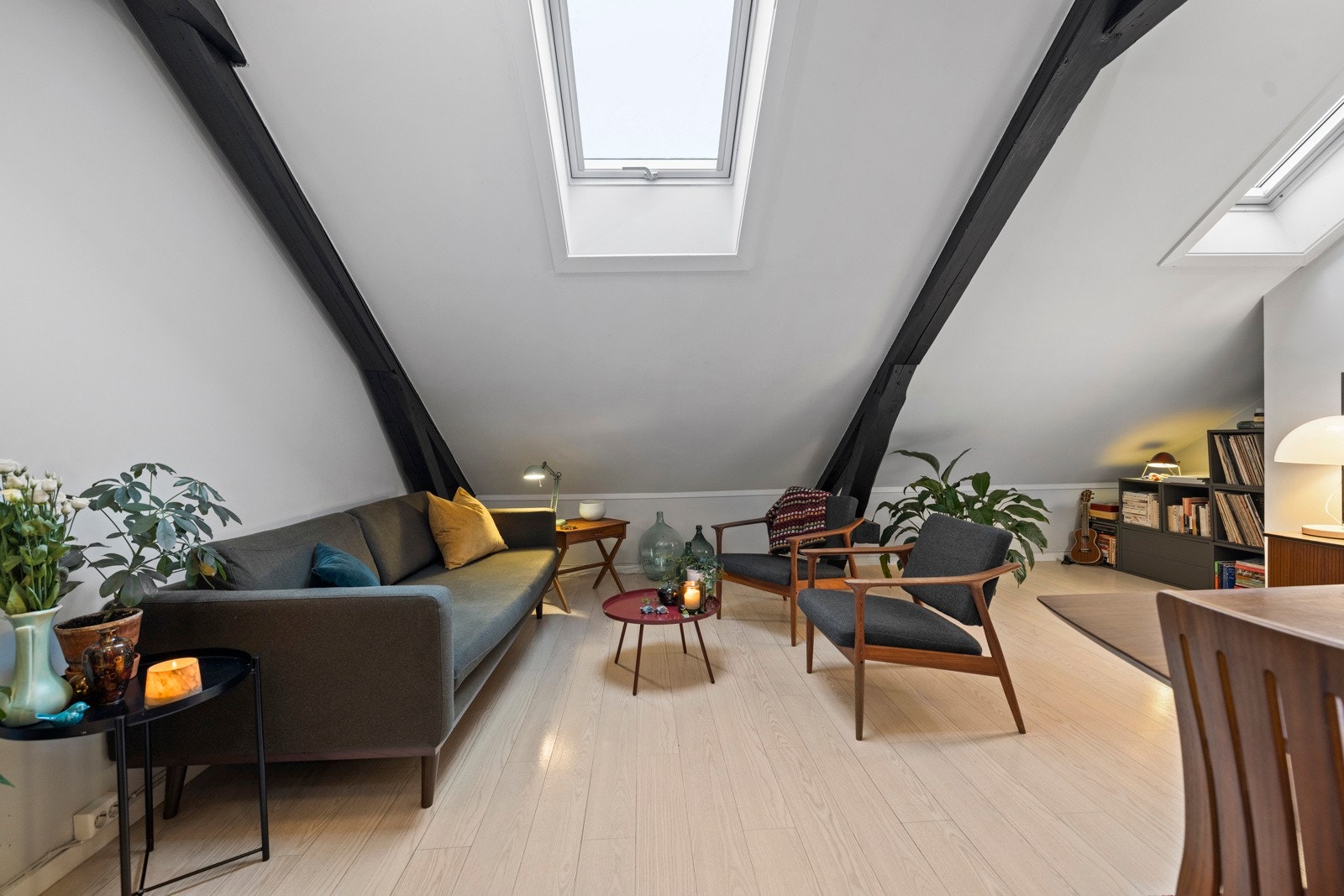 Kjøkken, stue og åpen hems overflateoppusset mars 2019. Galleribilde