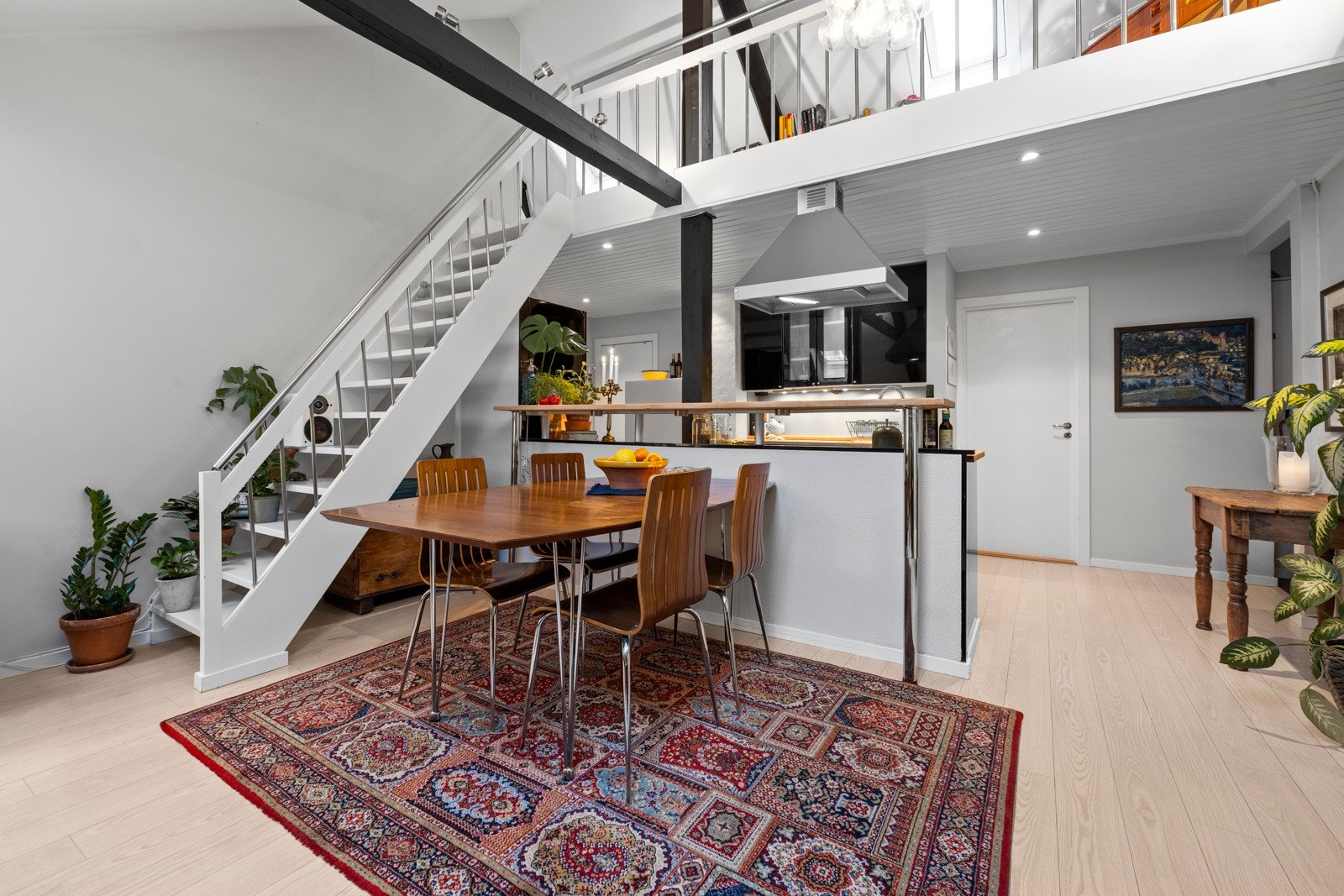 Her er det god plass til spisebord, sofaløsning med multimedia og tilhørende møblement. Galleribilde