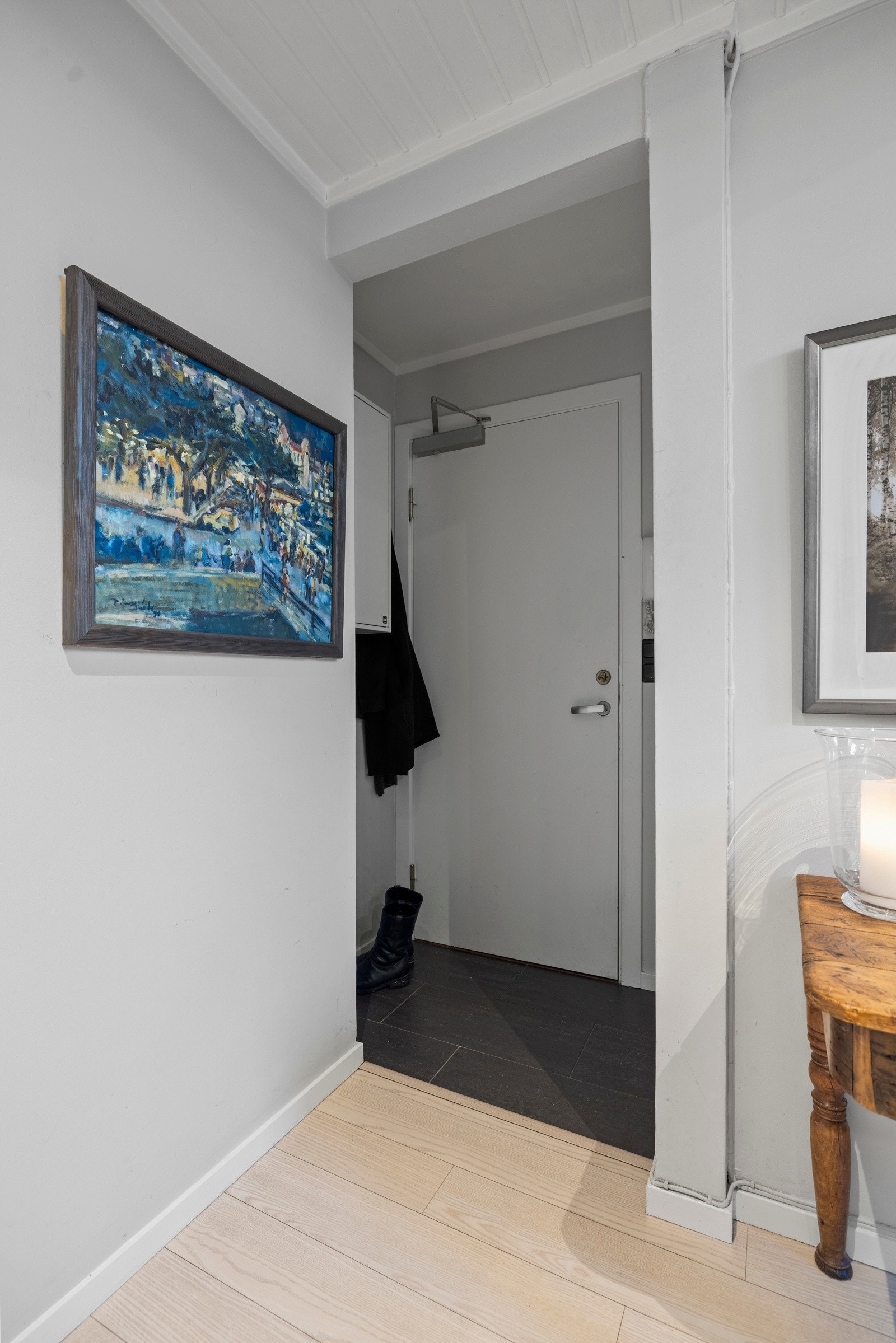 Velkommen inn! Hyggelig entré med plass til oppheng av ytterjakker og skostativ. Ytterligere oppbevaringsmuligheter i kjellerbod. Galleribilde