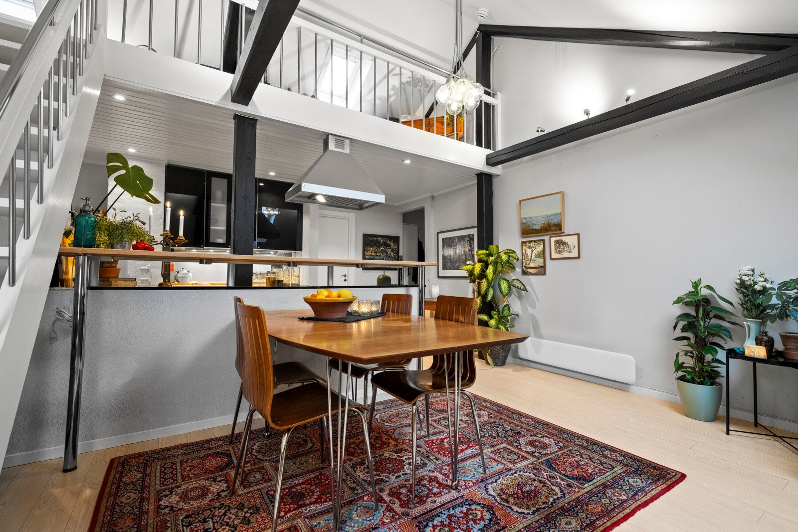 Det bys videre på en stor hems med trappeadkomst. Galleribilde