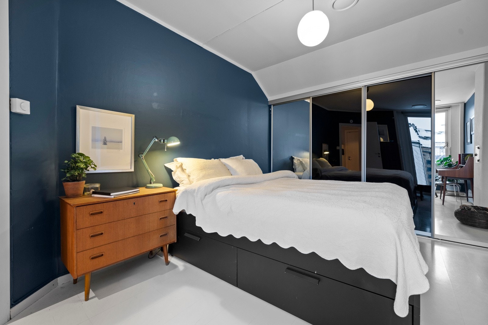 Hovedsoverommet er av den generøse størrelsen med god plass til dobbeltseng med tilhørende møblement. Galleribilde