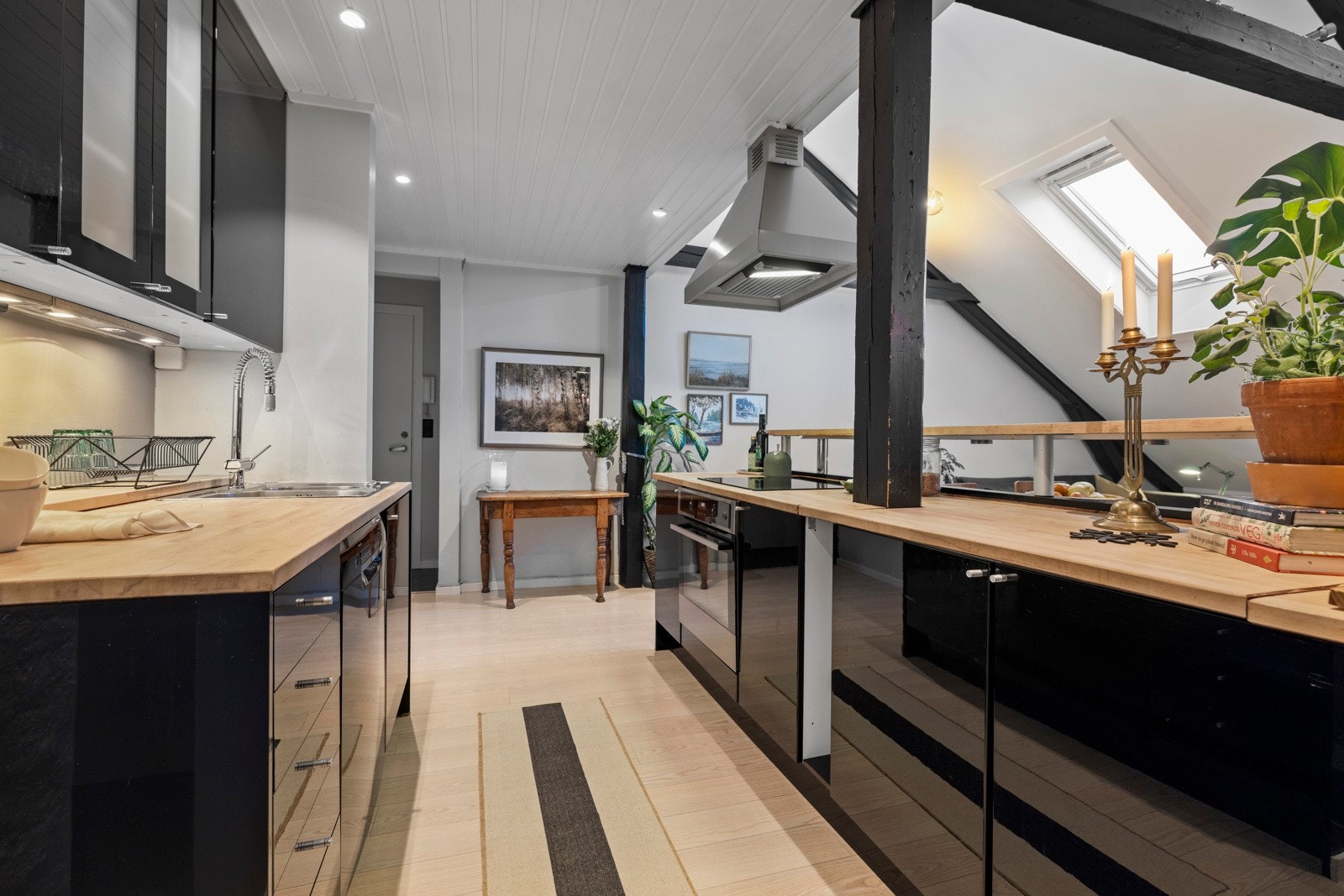 Kjøkken et har opplegg for platetopp, stekeovn, oppvaskmaskin og frittstående kjøleskap. Galleribilde