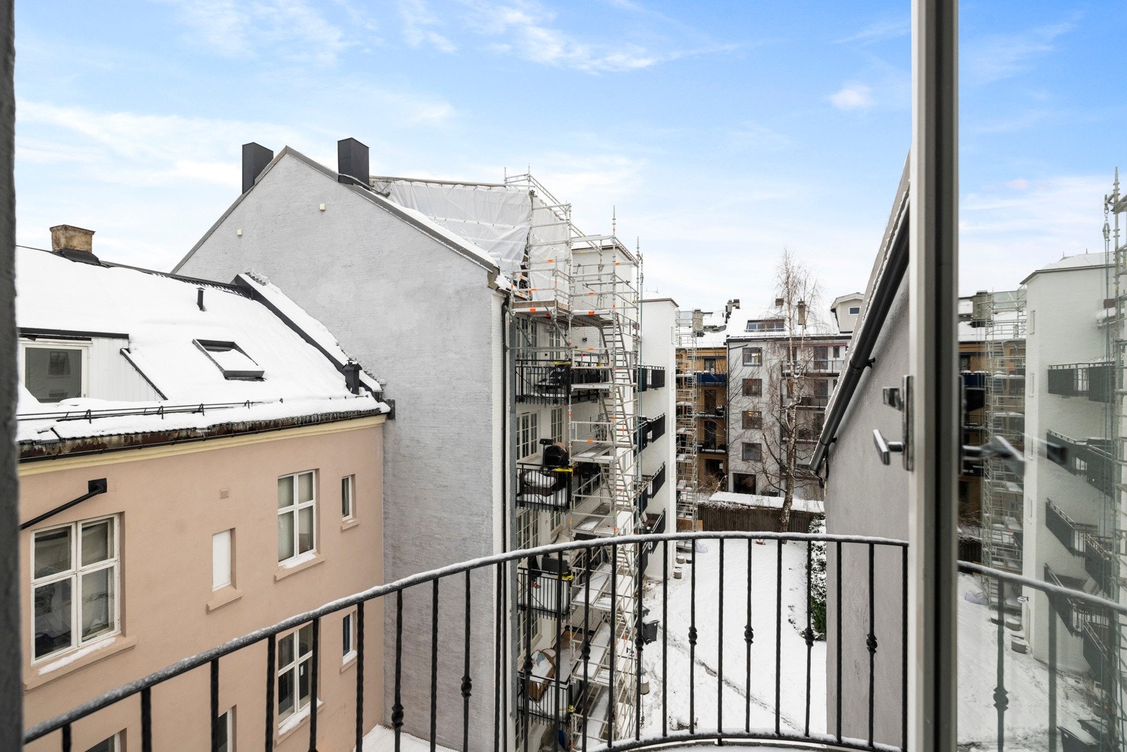 Brannbalkong vendt mot rolig bakgård. Galleribilde