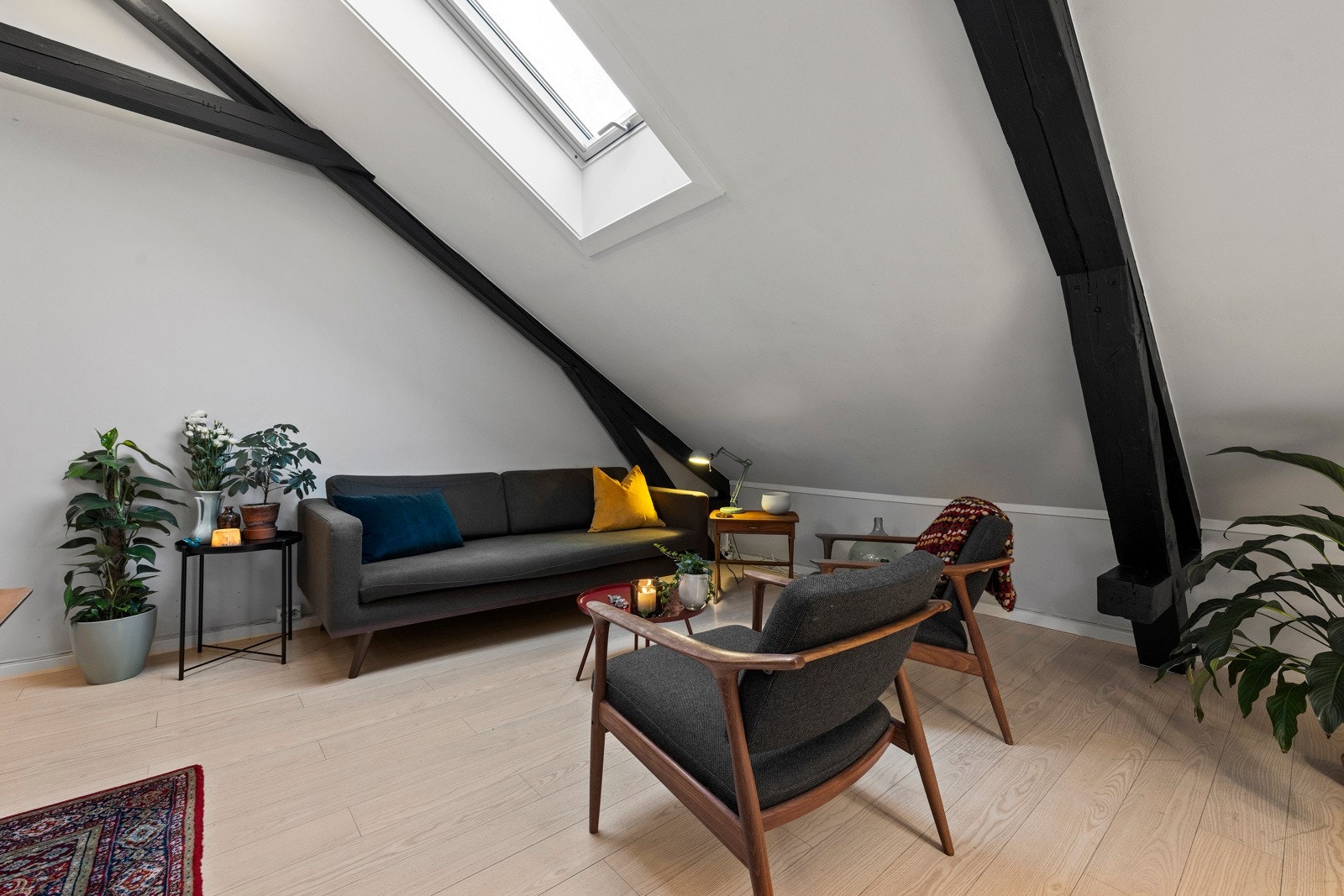 Et flott stuerom med herlig takhøyde som åpner rommet. Galleribilde