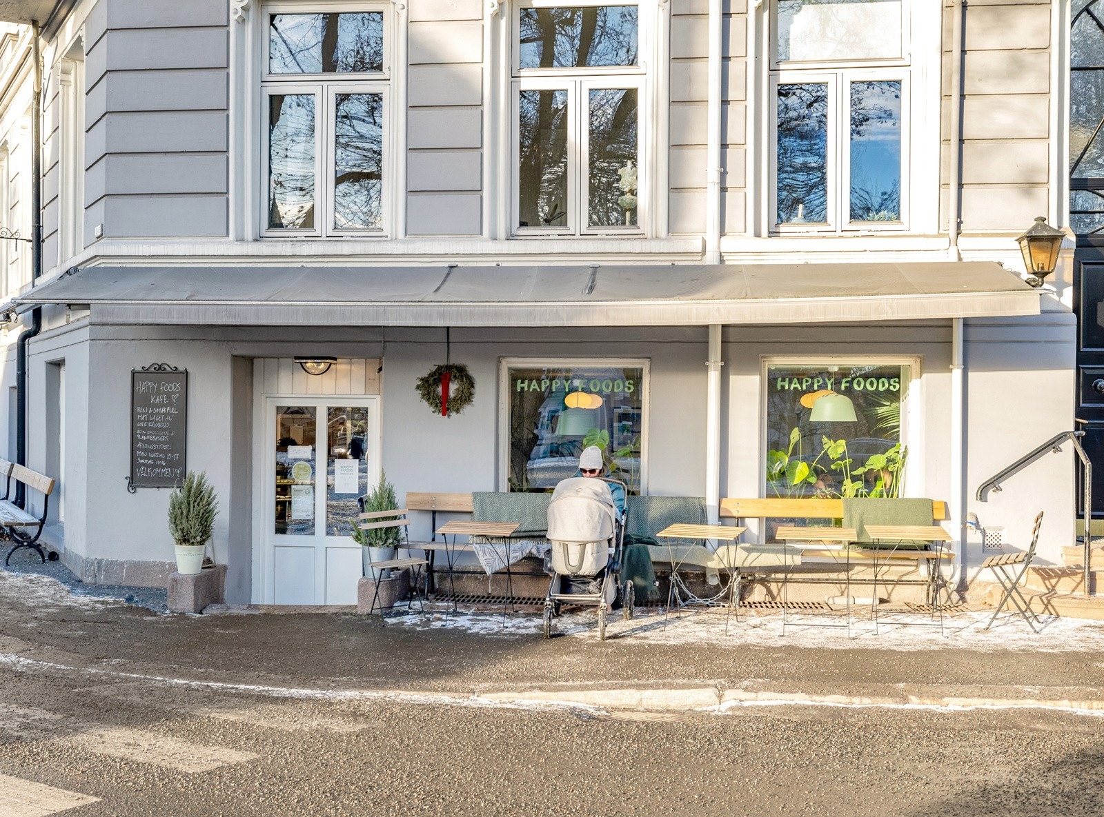 Skoler, barnehager, kaféer, barer, restauranter, kino, handlegater, treningssentre og eksklusive nisjèforretninger er noen av de utallige mulighetene man har i nærheten når man bor i Middelthuns gate 11B! Galleribilde