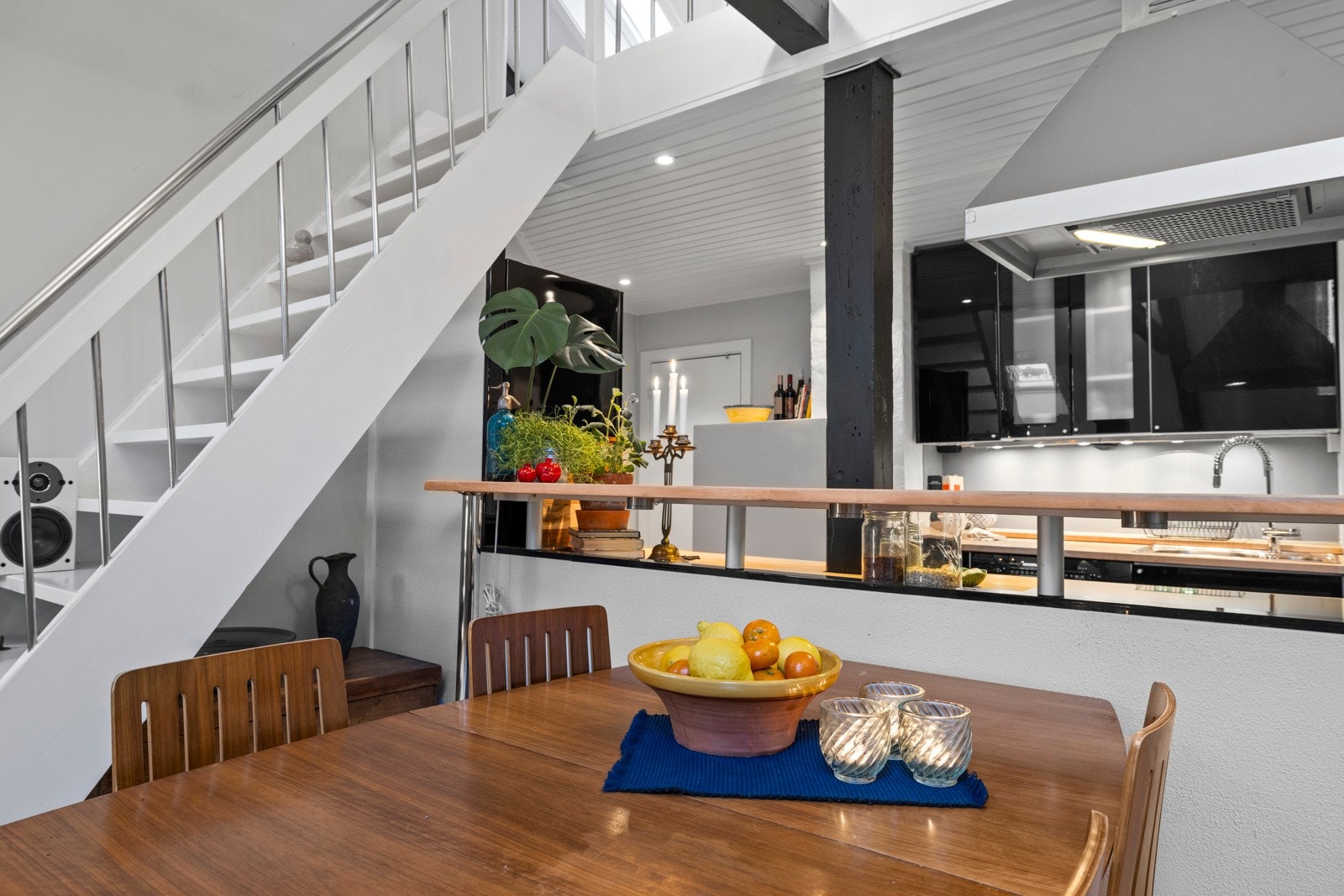 Åpen og sosial stue- og kjøkkenløsning med tidløs innredning. Galleribilde