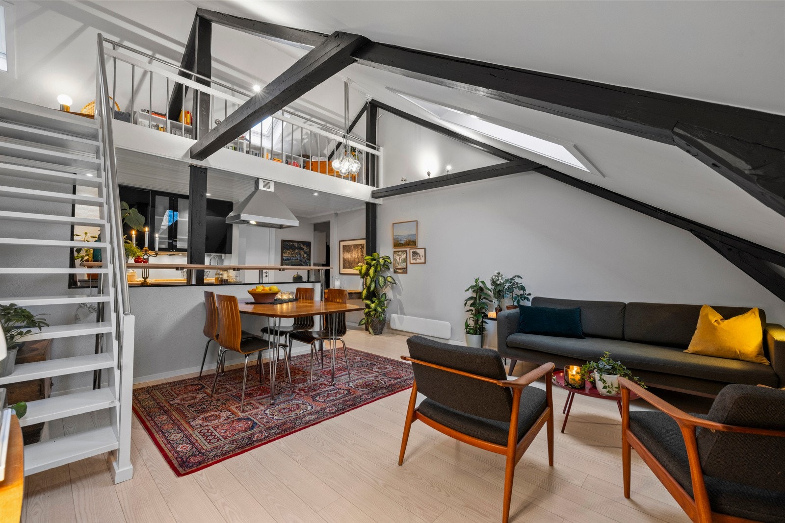 Kombinasjonen av luftig planløsning, god takhøyde, store velux-vindusflater og godt med naturlig lys gir en god romfølelse. Galleribilde