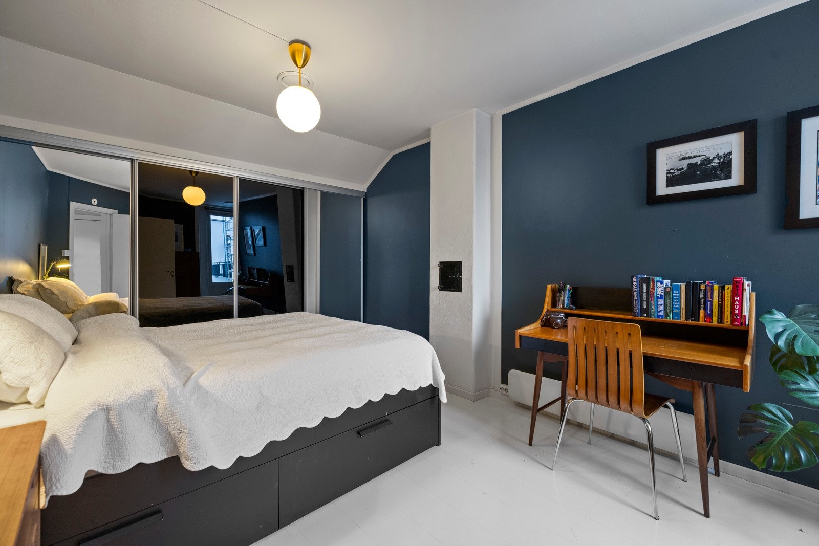 Walk-in garderobe med skyvedører. Flotte oppbevaringsmuligheter Galleribilde