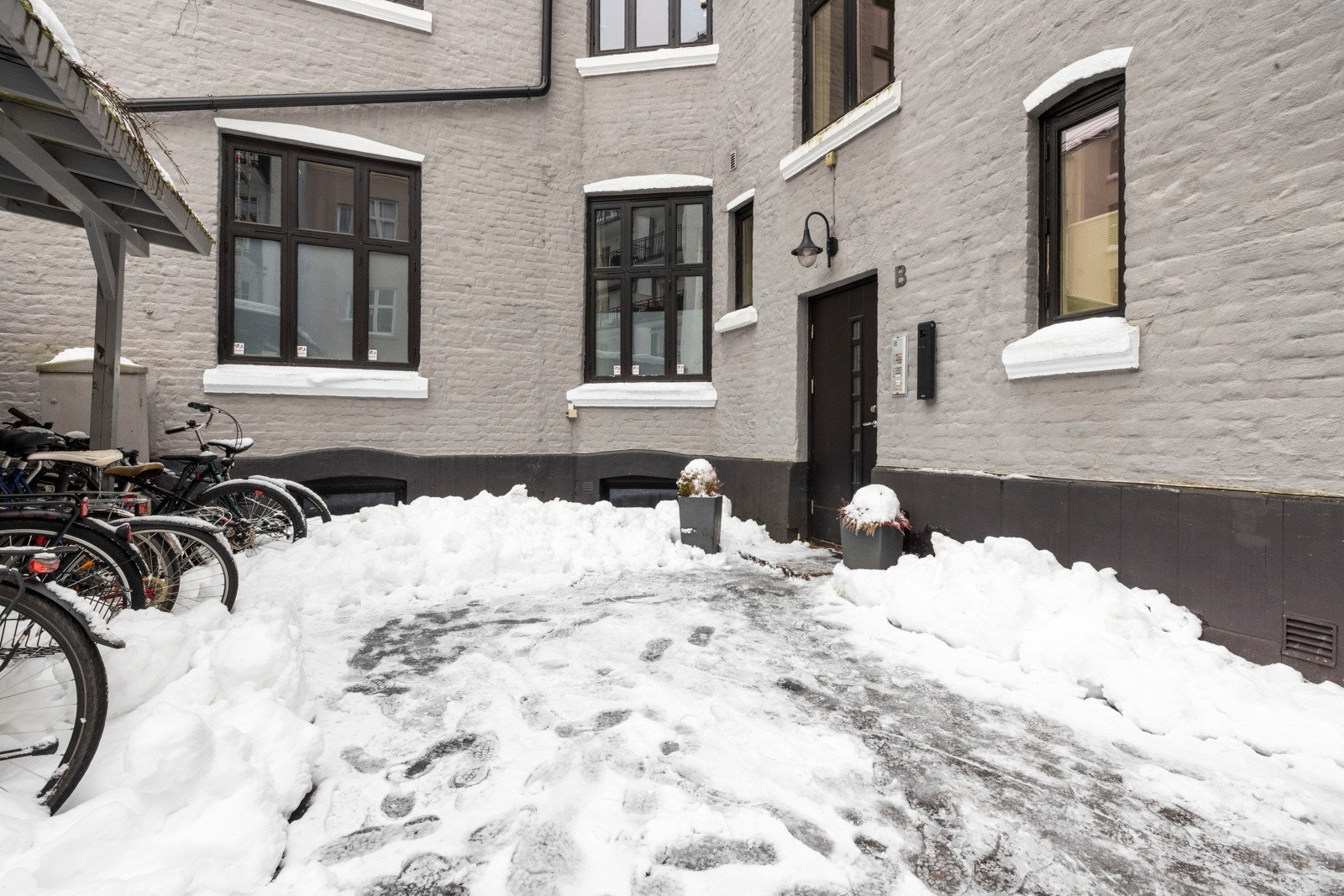 Indre gårdsrom - mulighet for sykkelparkering. Galleribilde