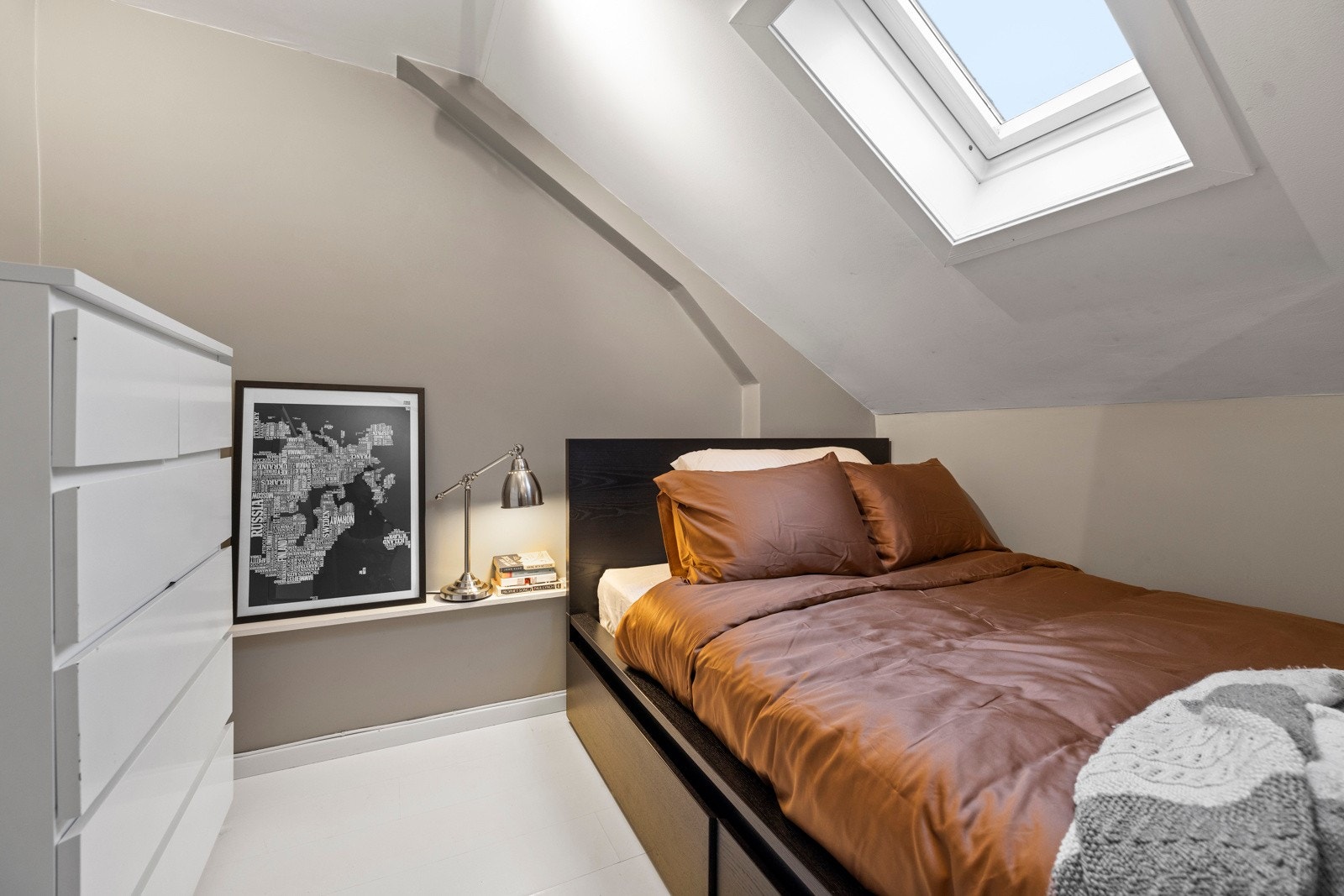 Leilighetens andre soverom er lunt og hyggelig med plass til seng og garderobe. Galleribilde