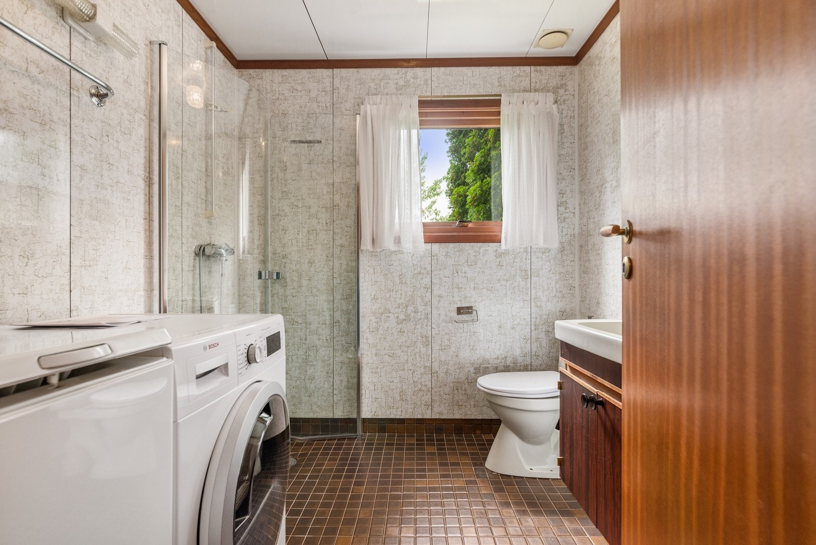 Bad. Medfølger vaskemaskin og tørketrommel. Galleribilde